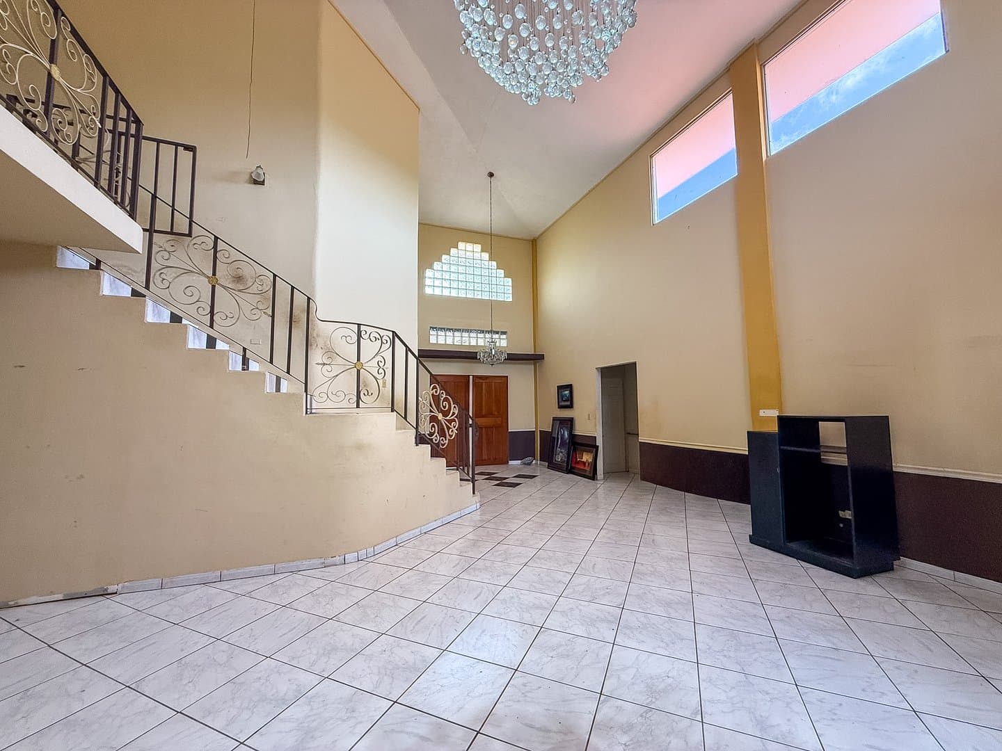 Spacious Corner Estate with Pool in Coronado – Renovation & Investment Opportunity | P-0319 - Image 9