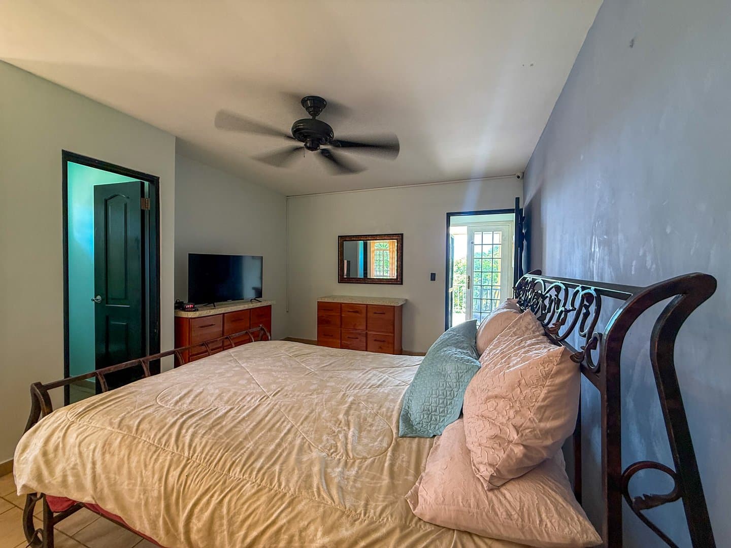 Beachside Tropical Retreat with Two Homes, Exceptional Investment Opportunity in Gorgona, Panama Oeste R-0260 - Image 33