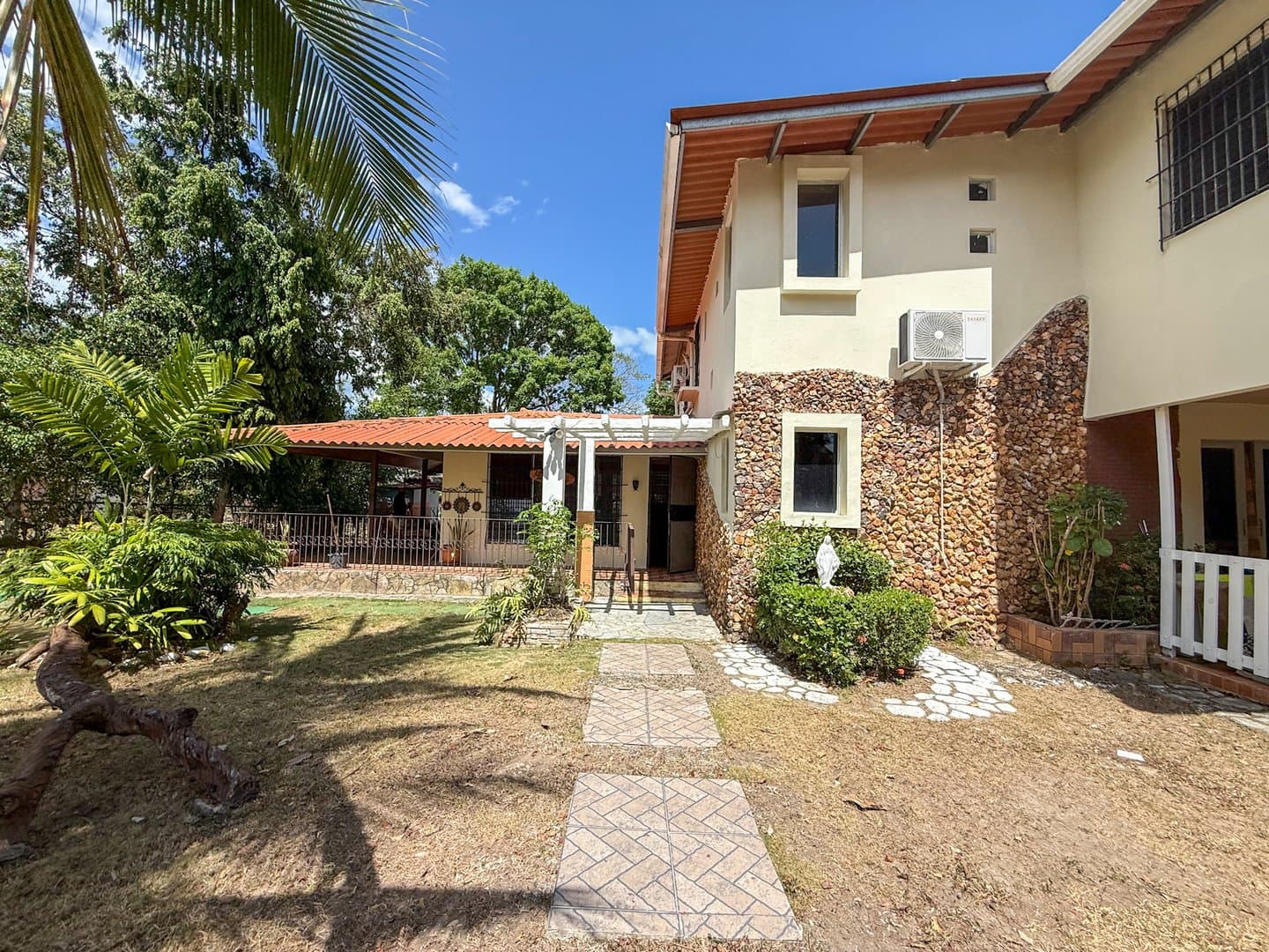 Spacious 6-Bedroom Family Home in the Heart of Coronado – Walk to Beach & Amenities R-0081 - Image 2