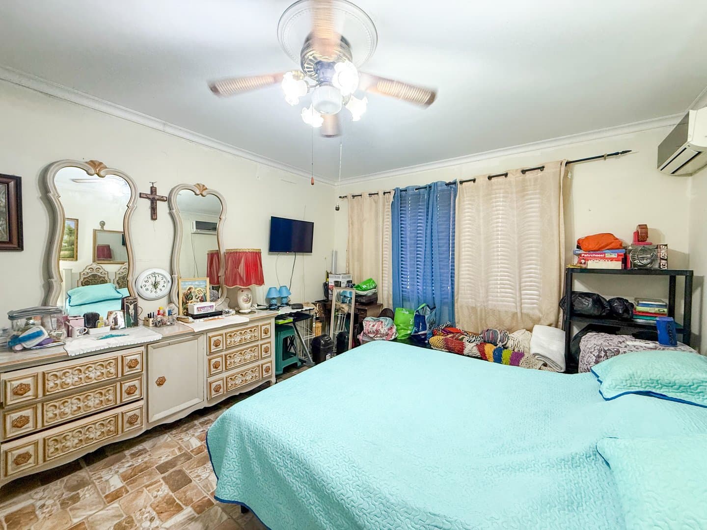 Spacious 6-Bedroom Family Home in the Heart of Coronado – Walk to Beach & Amenities R-0081 - Image 11