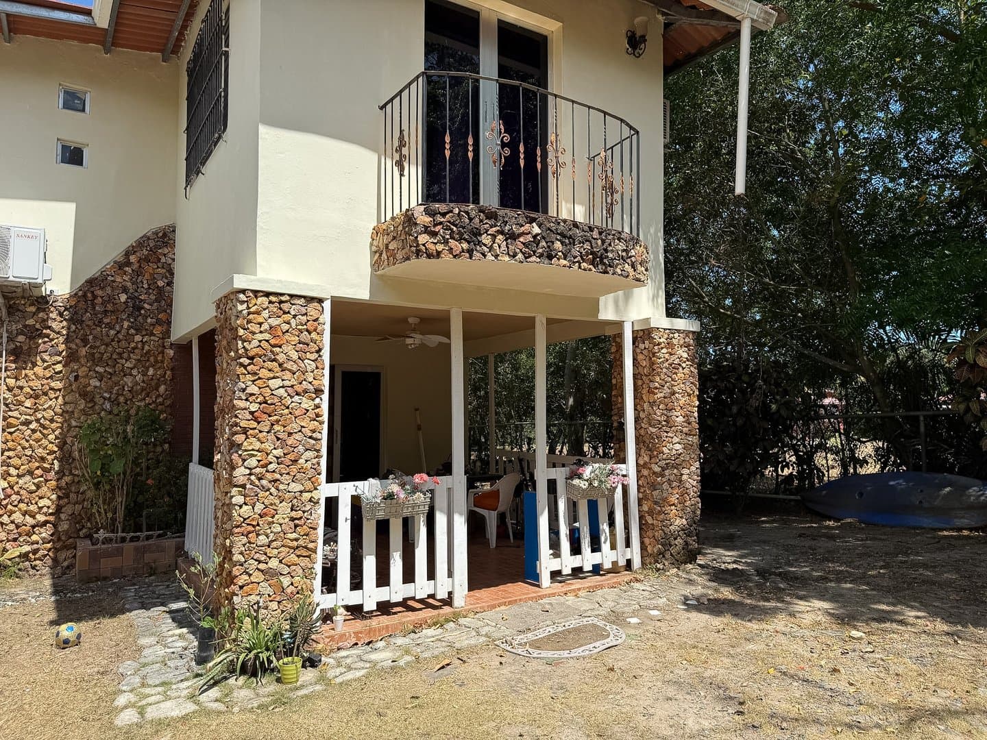 Spacious 6-Bedroom Family Home in the Heart of Coronado – Walk to Beach & Amenities R-0081 - Image 3