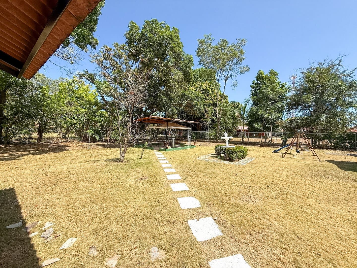 Spacious 6-Bedroom Family Home in the Heart of Coronado – Walk to Beach & Amenities R-0081 - Image 34