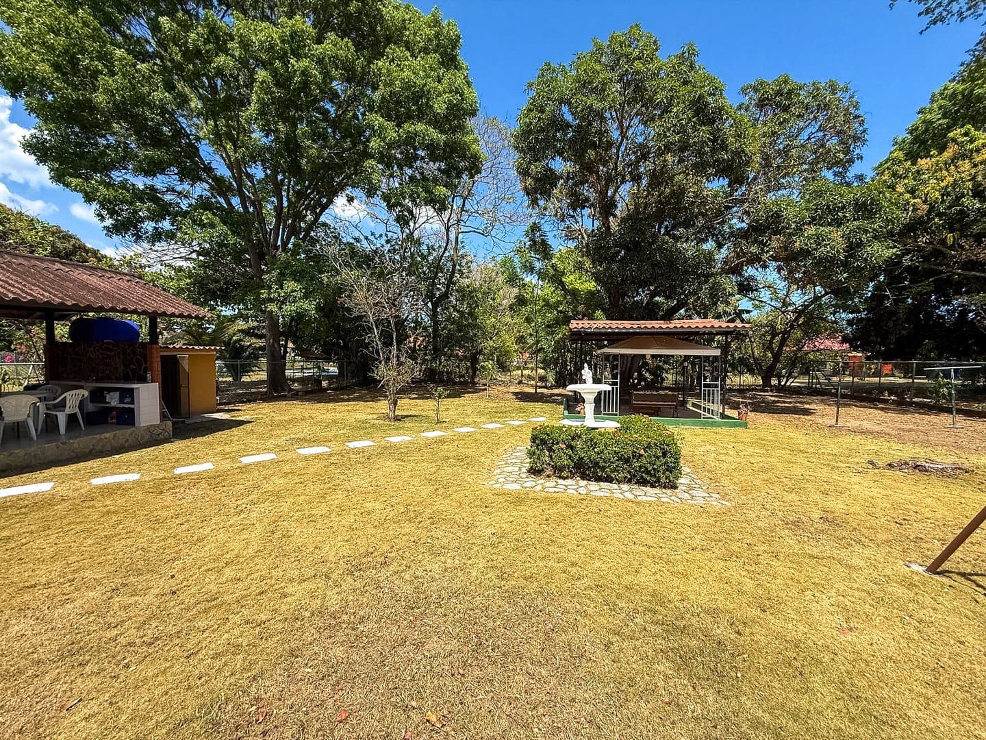 Spacious 6-Bedroom Family Home in the Heart of Coronado – Walk to Beach & Amenities R-0081 - Image 38