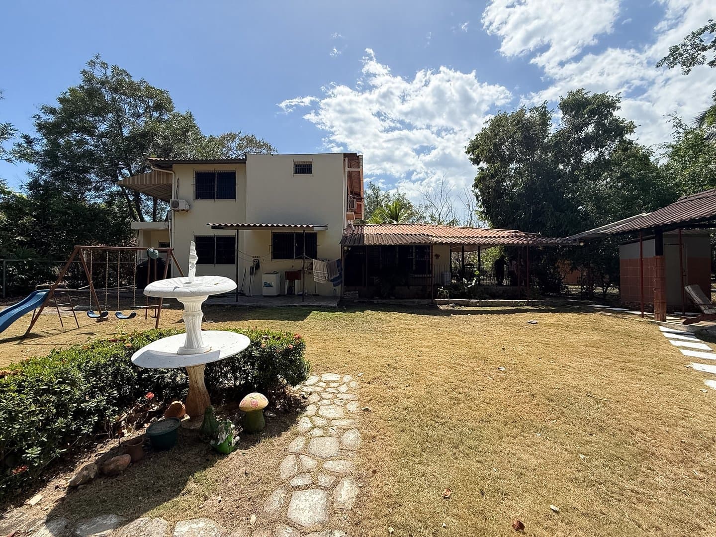 Spacious 6-Bedroom Family Home in the Heart of Coronado – Walk to Beach & Amenities R-0081 - Image 39