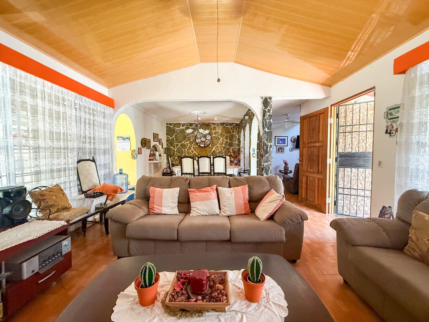 Spacious 6-Bedroom Family Home in the Heart of Coronado – Walk to Beach & Amenities R-0081 - Image 5