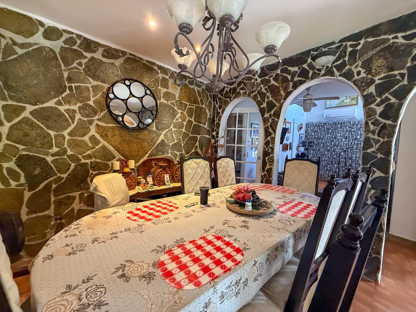 Spacious 6-Bedroom Family Home in the Heart of Coronado – Walk to Beach & Amenities R-0081 - Image 6