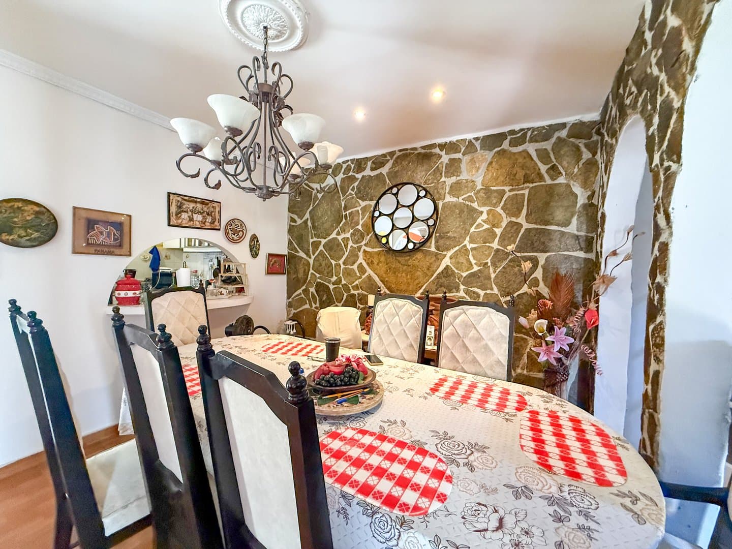 Spacious 6-Bedroom Family Home in the Heart of Coronado – Walk to Beach & Amenities R-0081 - Image 7