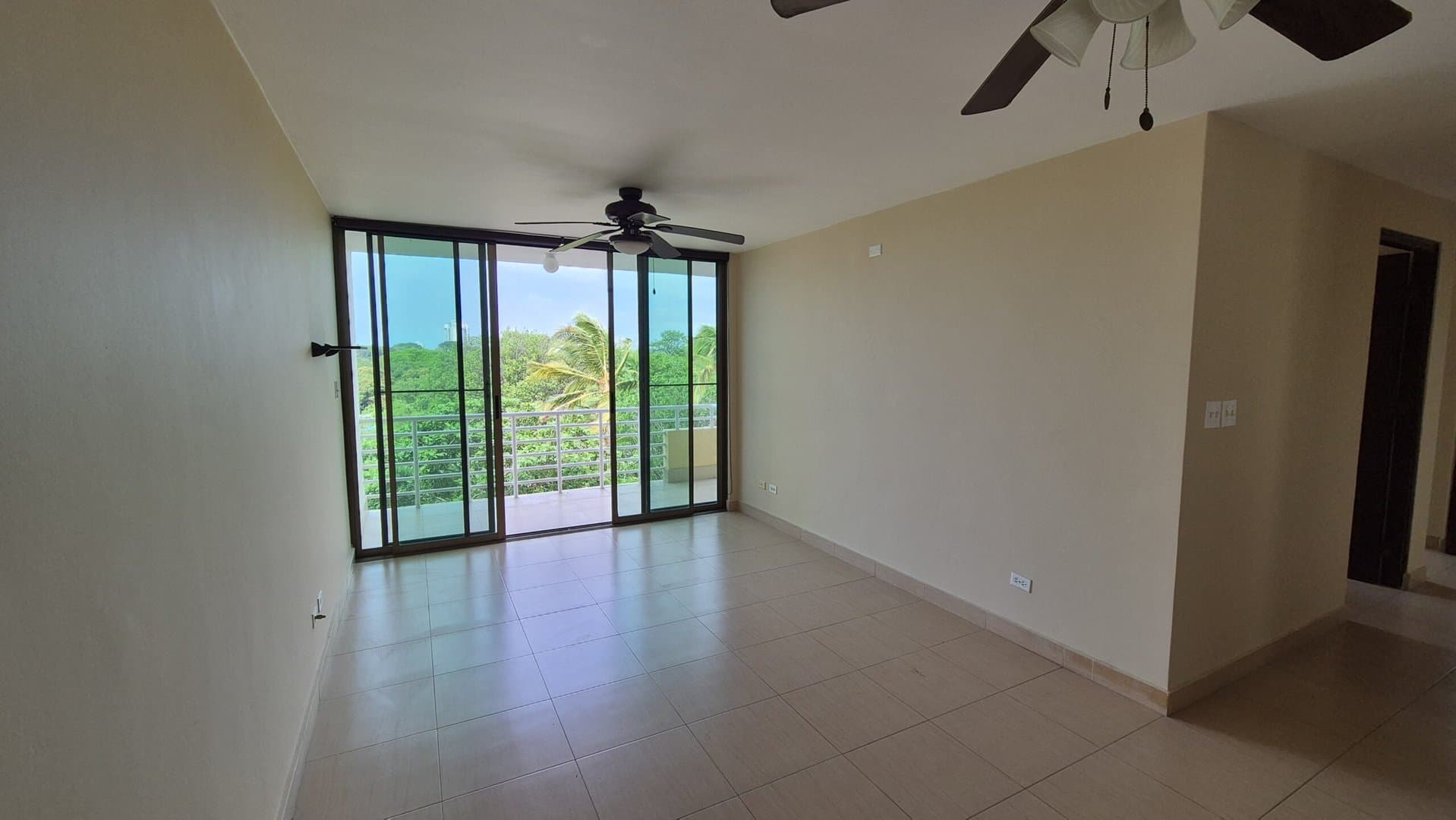 Beachside 3-Bedroom 2 Bathroom Condo 1-minute Walk from the Beach, Nueva Gorgona P-0055