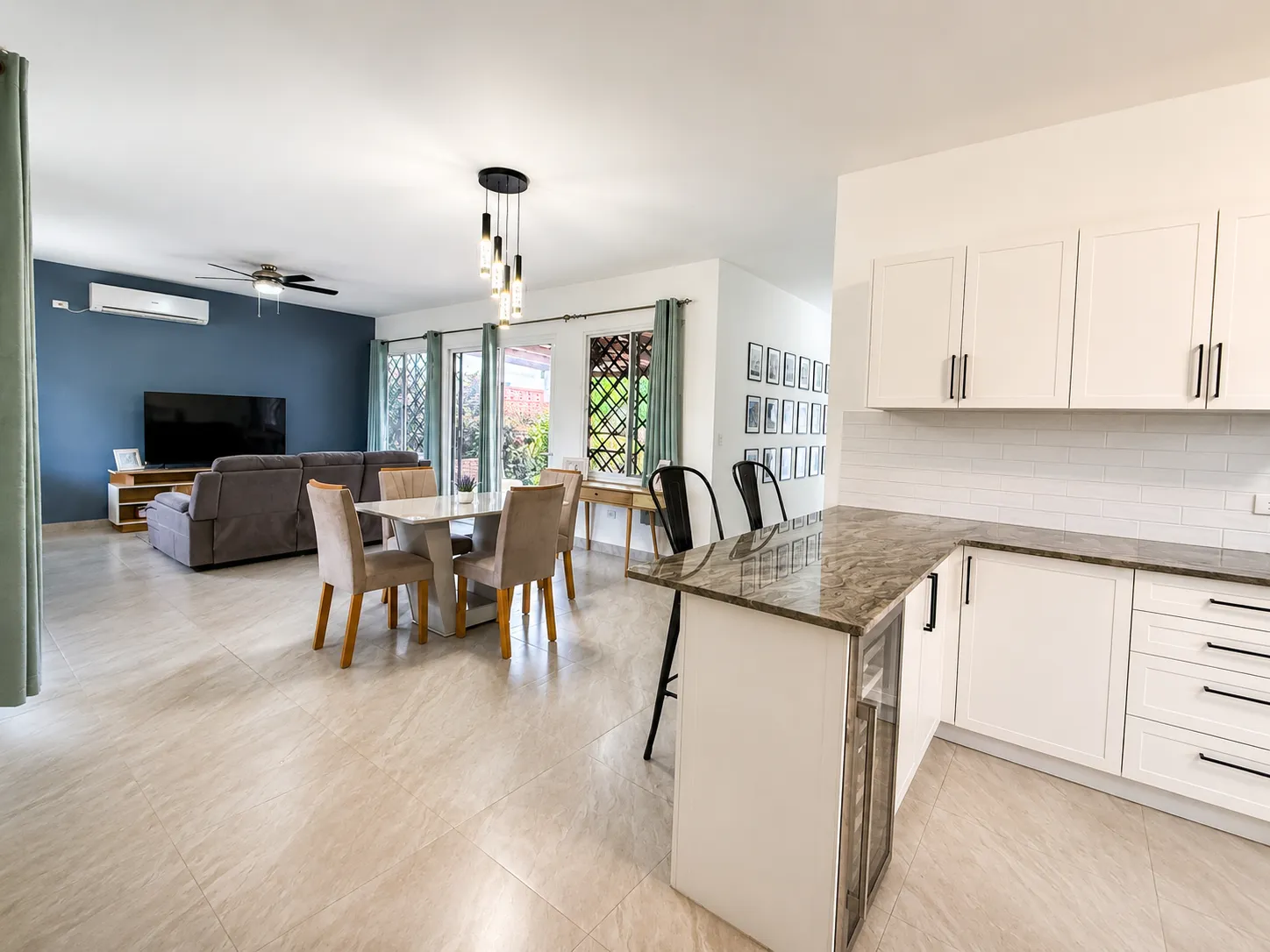 Beautifully Renovated 3-bedroom Home with an Open-Concept Living Area and a Private Pool, Coronado (Panamá) – R-0045