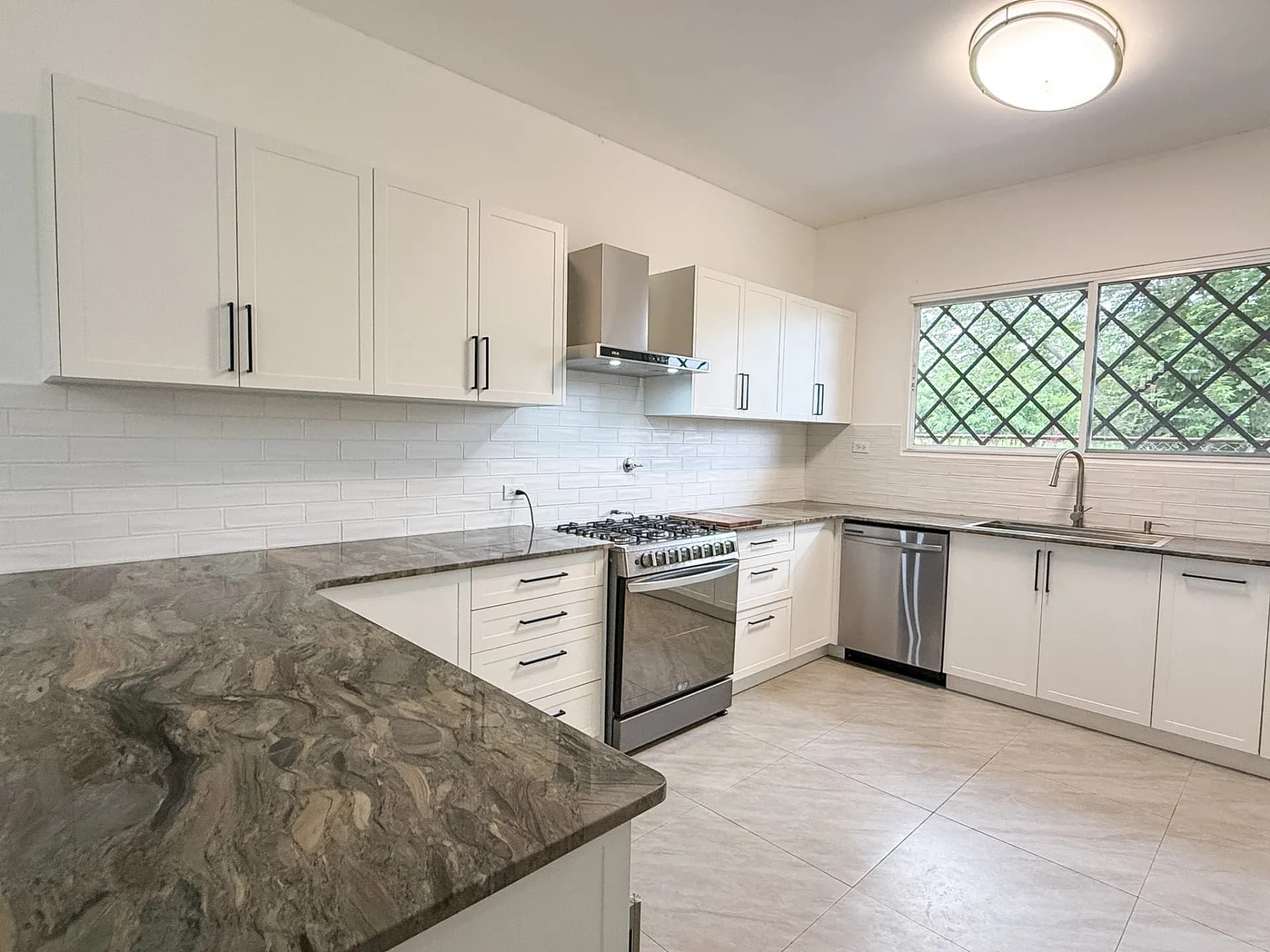 Beautifully Renovated 3-bedroom Home with an Open-Concept Living Area and a Private Pool, Coronado (Panamá) – R-0045 - Image 4