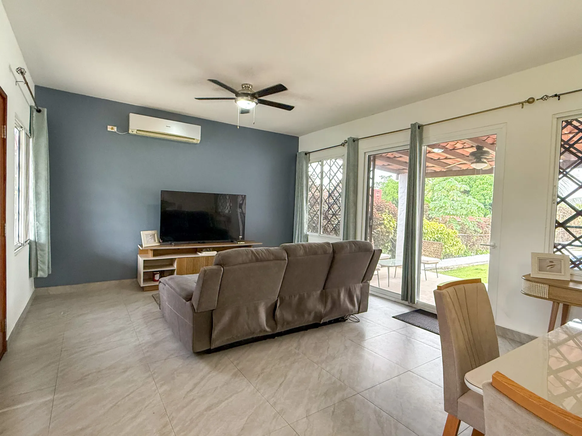 Beautifully Renovated 3-bedroom Home with an Open-Concept Living Area and a Private Pool, Coronado (Panamá) – R-0045 - Image 7