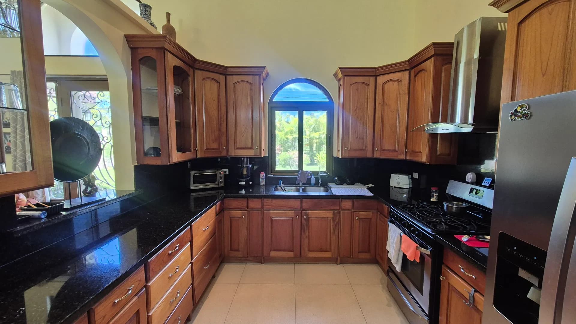 Spacious 3-Bedroom Home with Expansive Backyard Oasis Near Coronado P-0038 - Image 10