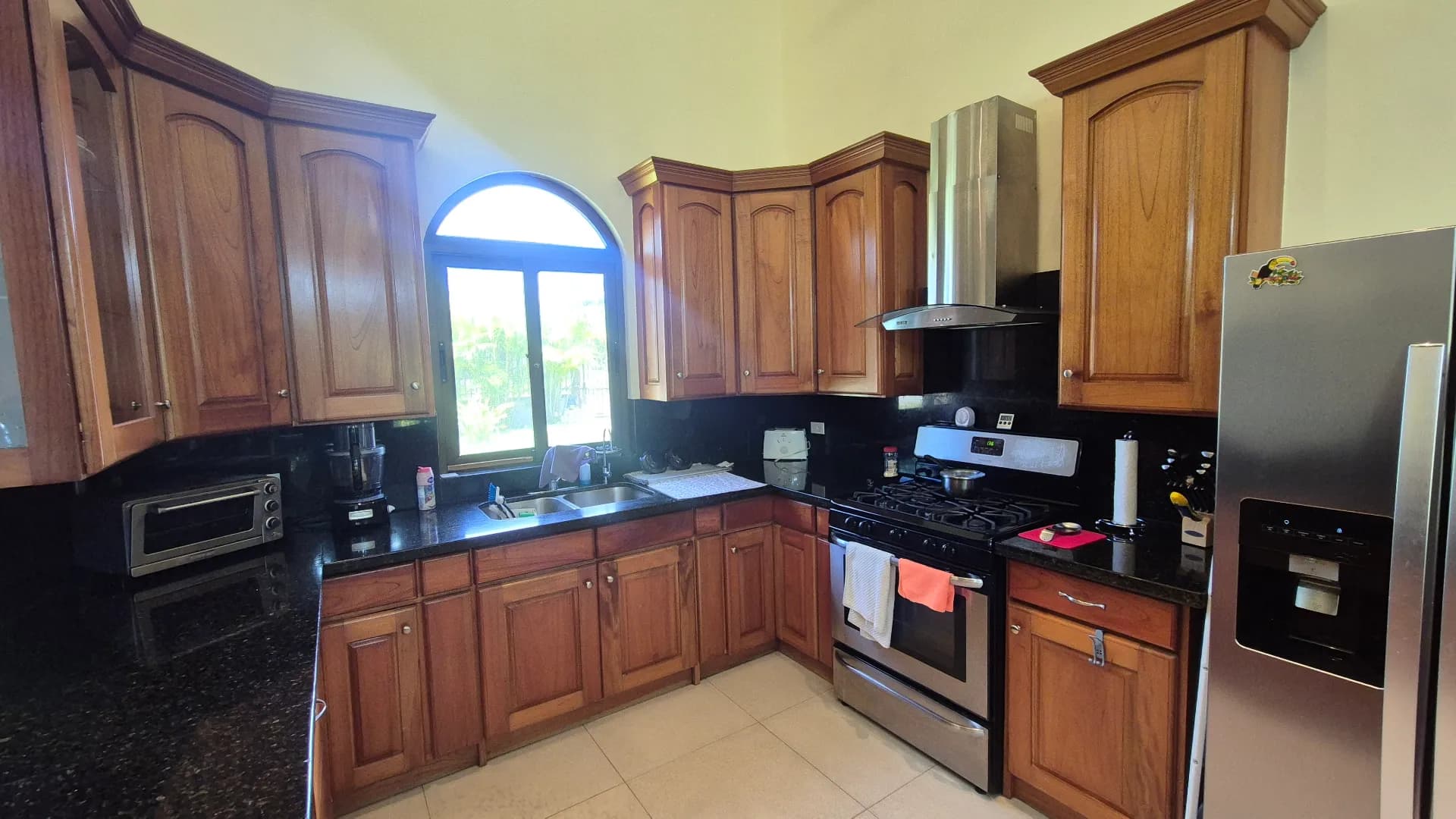 Spacious 3-Bedroom Home with Expansive Backyard Oasis Near Coronado P-0038 - Image 11