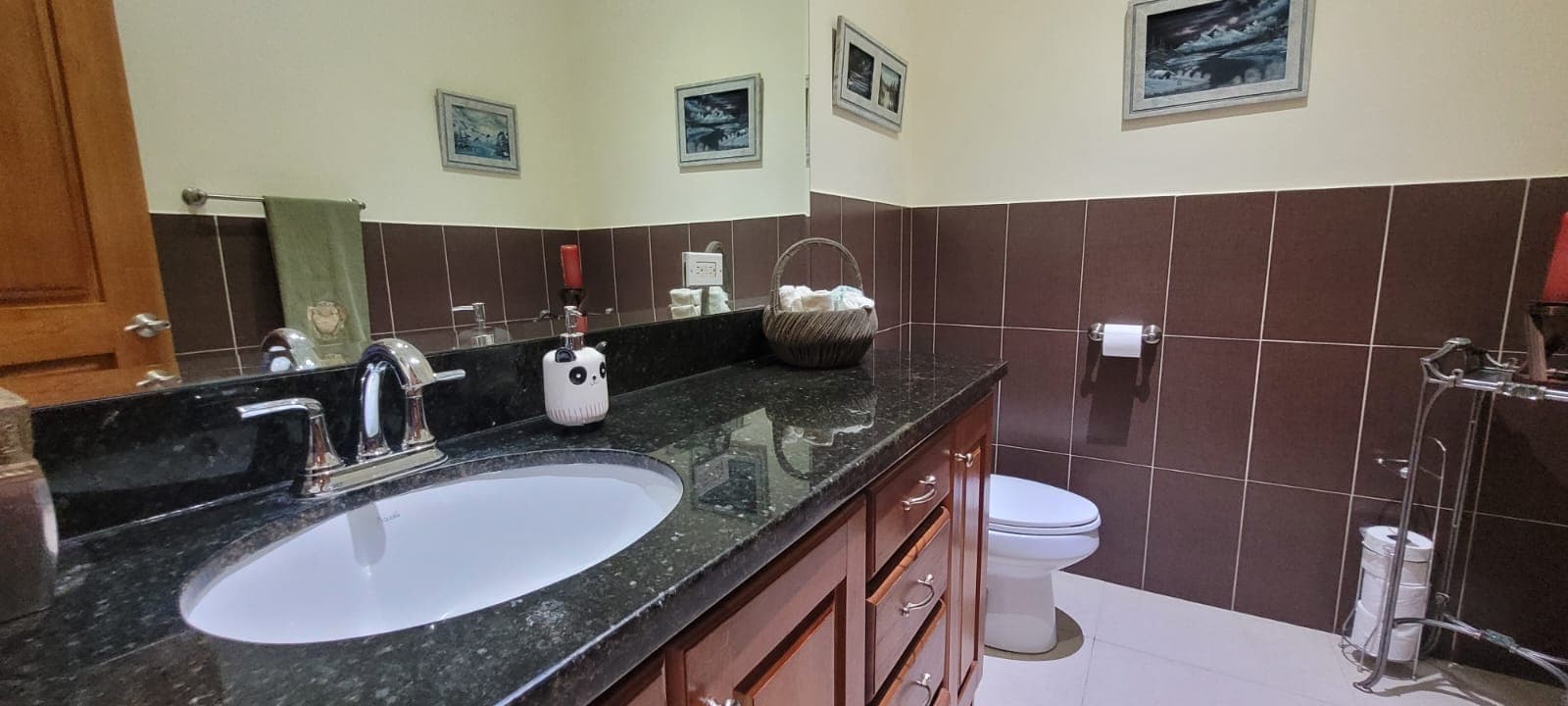 Spacious 3-Bedroom Home with Expansive Backyard Oasis Near Coronado P-0038 - Image 16