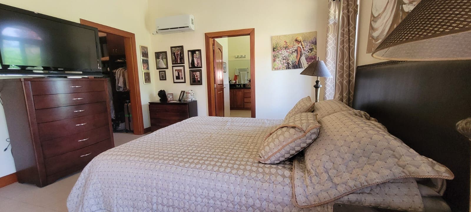 Spacious 3-Bedroom Home with Expansive Backyard Oasis Near Coronado P-0038 - Image 17