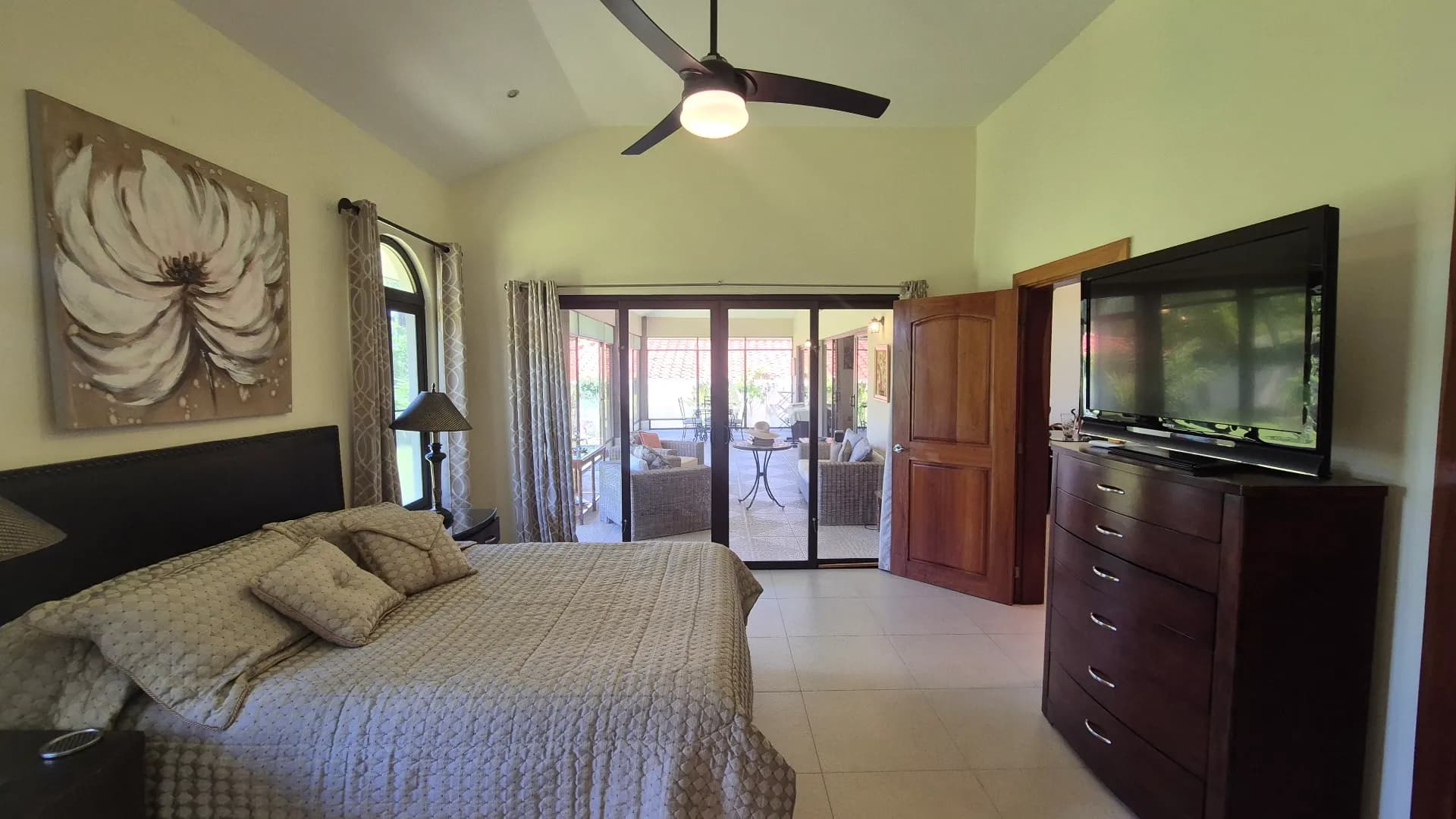 Spacious 3-Bedroom Home with Expansive Backyard Oasis Near Coronado P-0038 - Image 21
