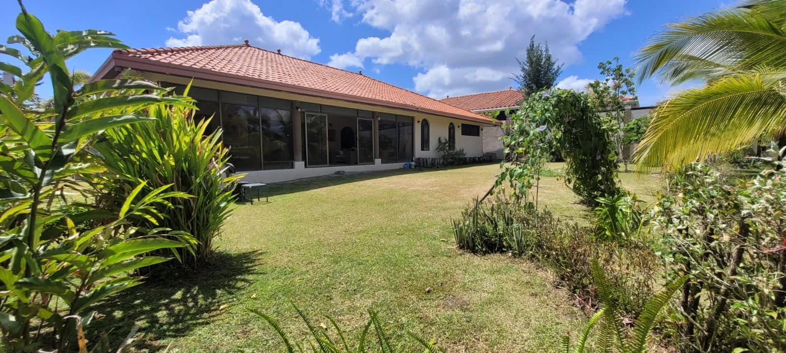 Spacious 3-Bedroom Home with Expansive Backyard Oasis Near Coronado P-0038 - Image 25