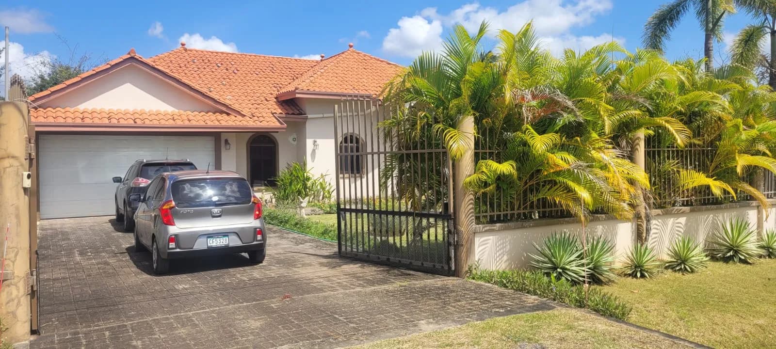 Spacious 3-Bedroom Home with Expansive Backyard Oasis Near Coronado P-0038 - Image 27