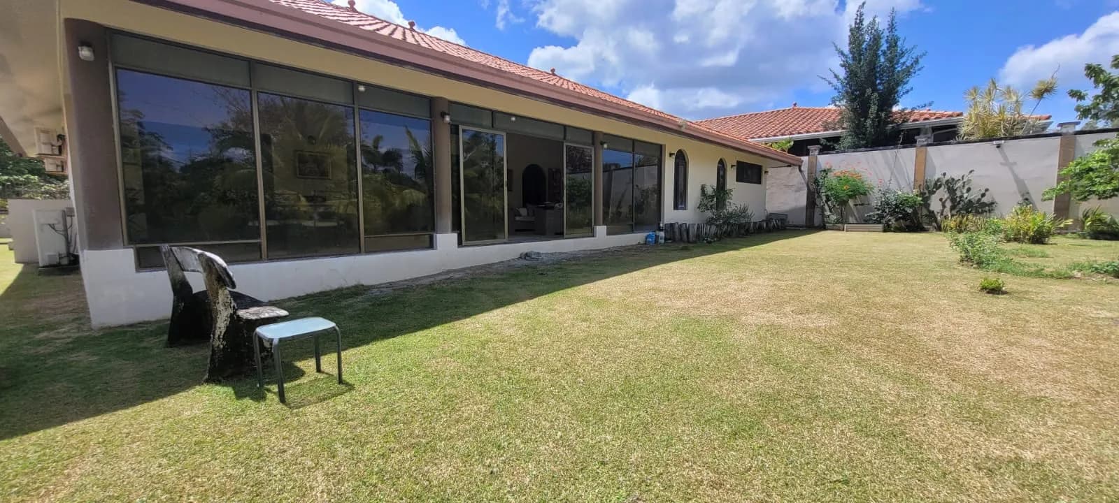Spacious 3-Bedroom Home with Expansive Backyard Oasis Near Coronado P-0038 - Image 3