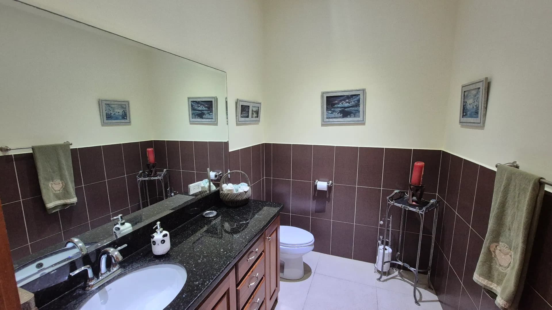Spacious 3-Bedroom Home with Expansive Backyard Oasis Near Coronado P-0038 - Image 33