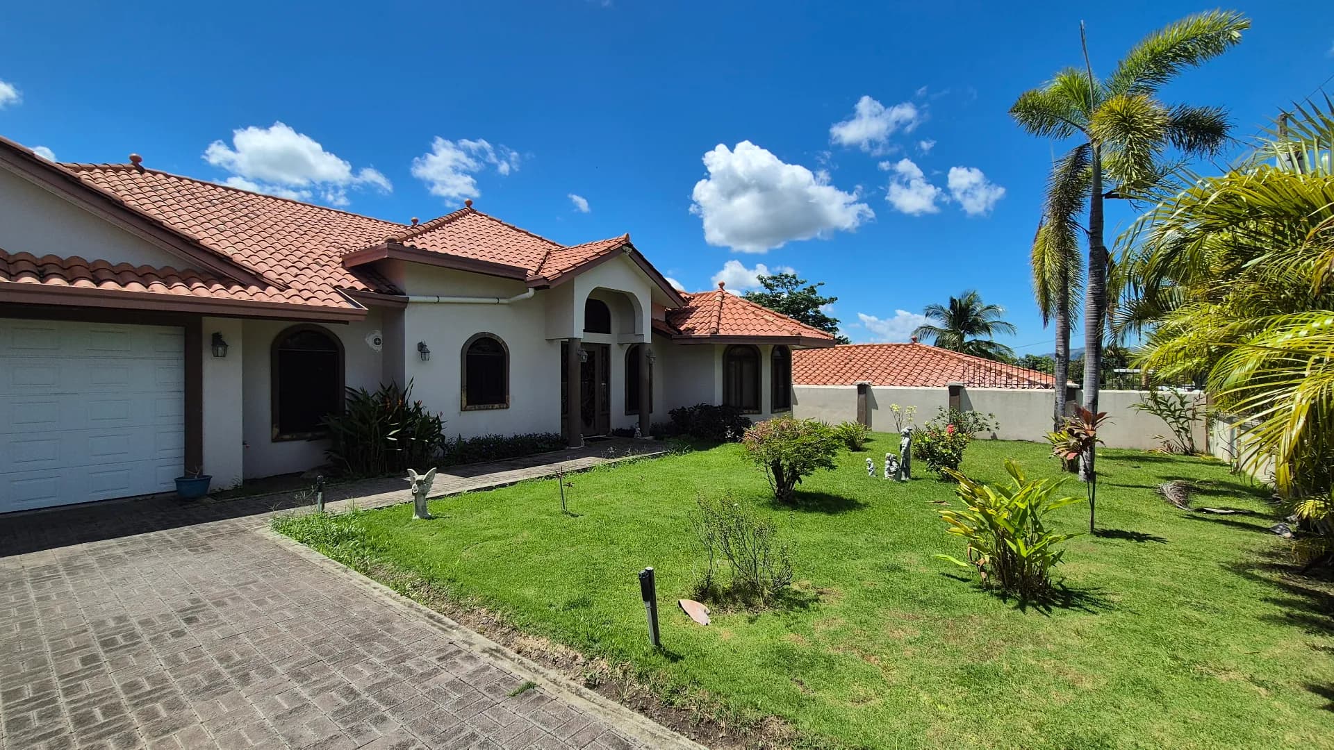 Spacious 3-Bedroom Home with Expansive Backyard Oasis Near Coronado P-0038 - Image 55