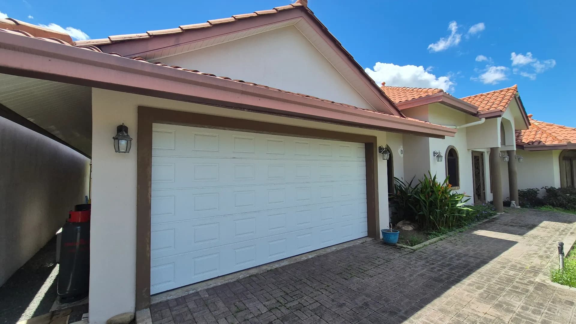 Spacious 3-Bedroom Home with Expansive Backyard Oasis Near Coronado P-0038 - Image 60