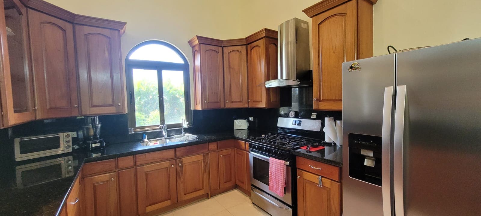 Spacious 3-Bedroom Home with Expansive Backyard Oasis Near Coronado P-0038 - Image 8
