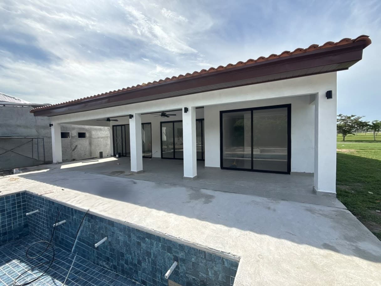 3 Bedroom Coastal Home with Pool R-0048 - Image 1