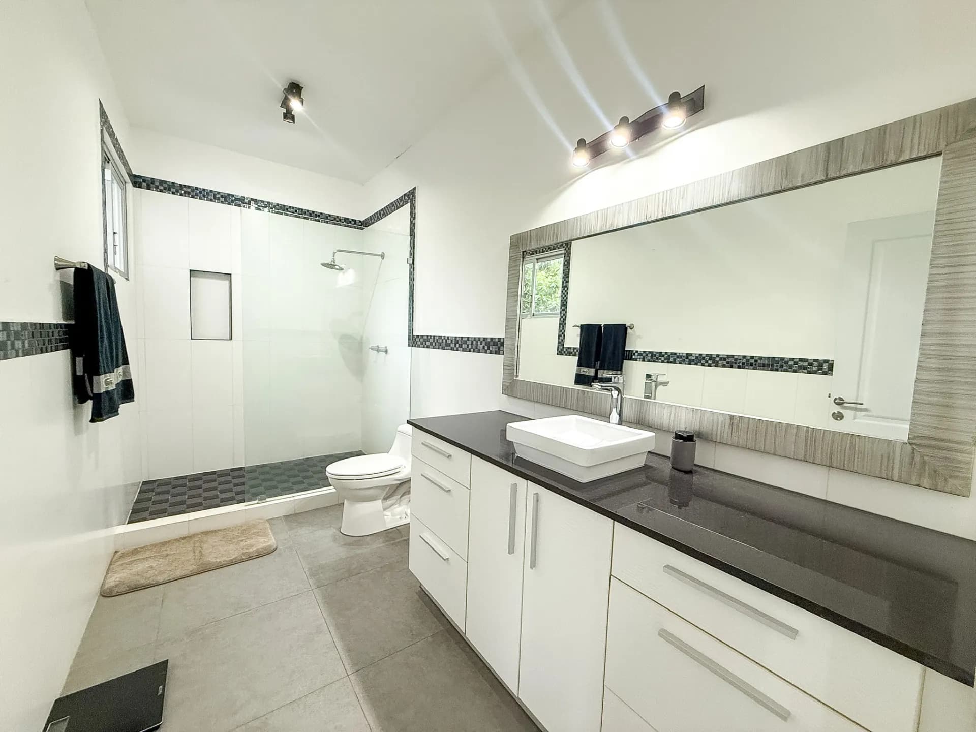 Modern Open-Concept 3 Bedroom Home in a Tropical Setting R-0055 - Image 16