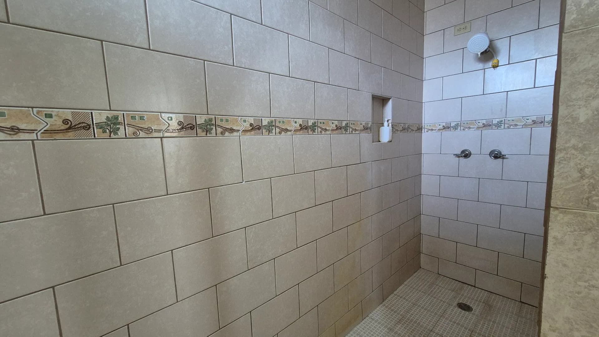 Spacious 4-Bedroom House close to the beach in Santa Clara. R-0516 - Image 20