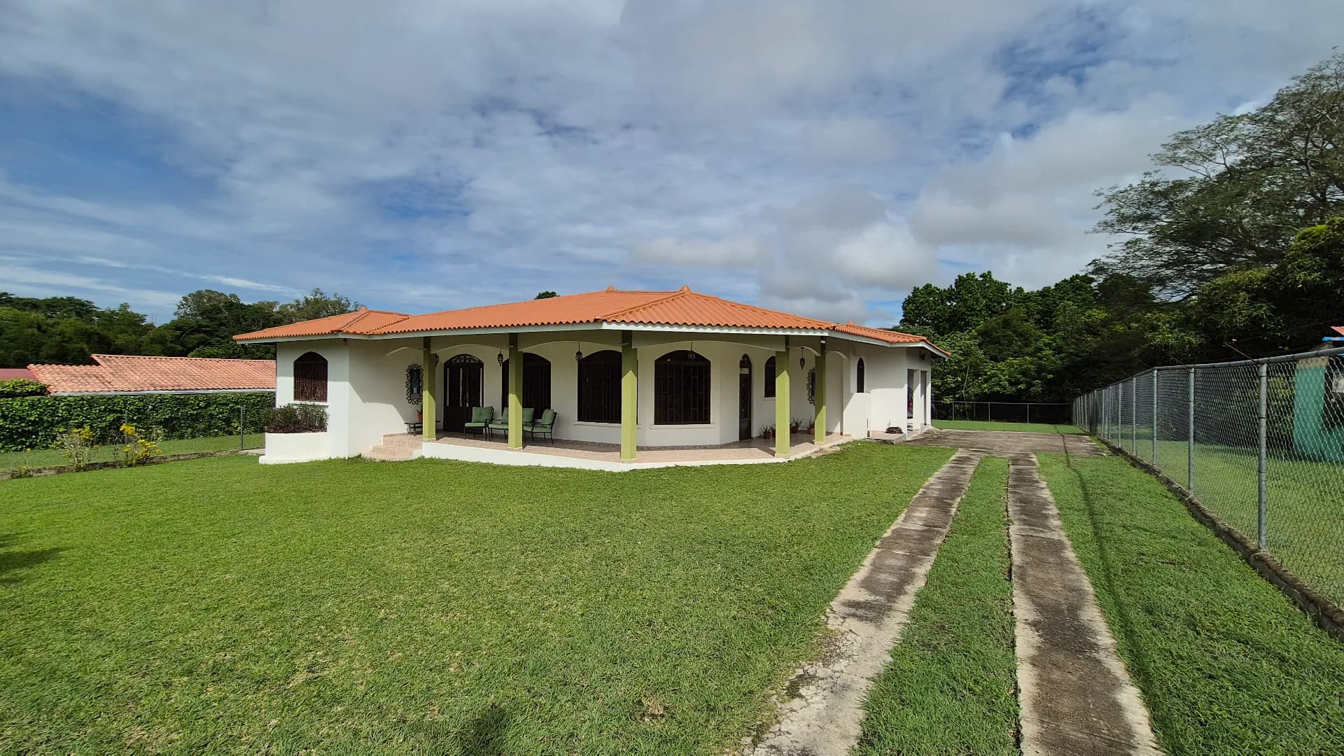 Spacious 4-Bedroom House close to the beach in Santa Clara. R-0516 - Image 5