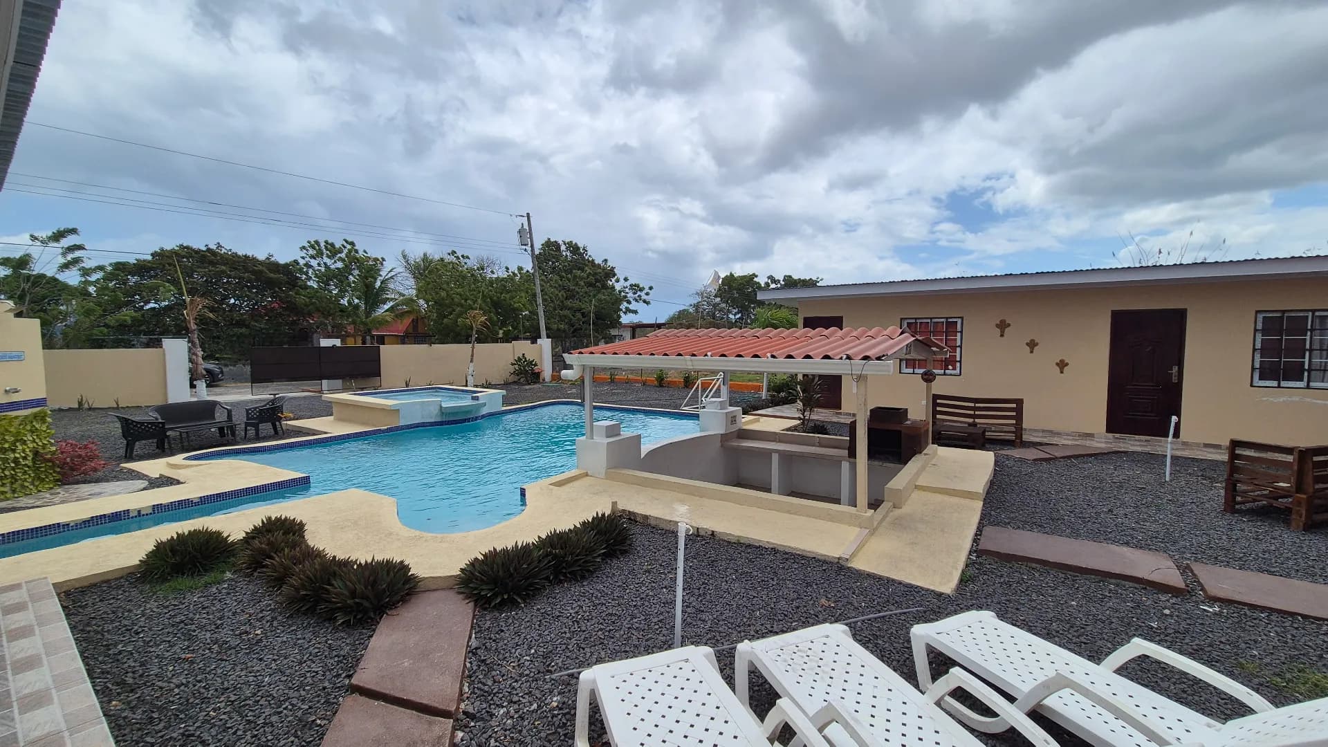 Income Property Opportunity in Gorgona – Spacious Home with Pool and 6 Bedrooms P-0060 - Image 7