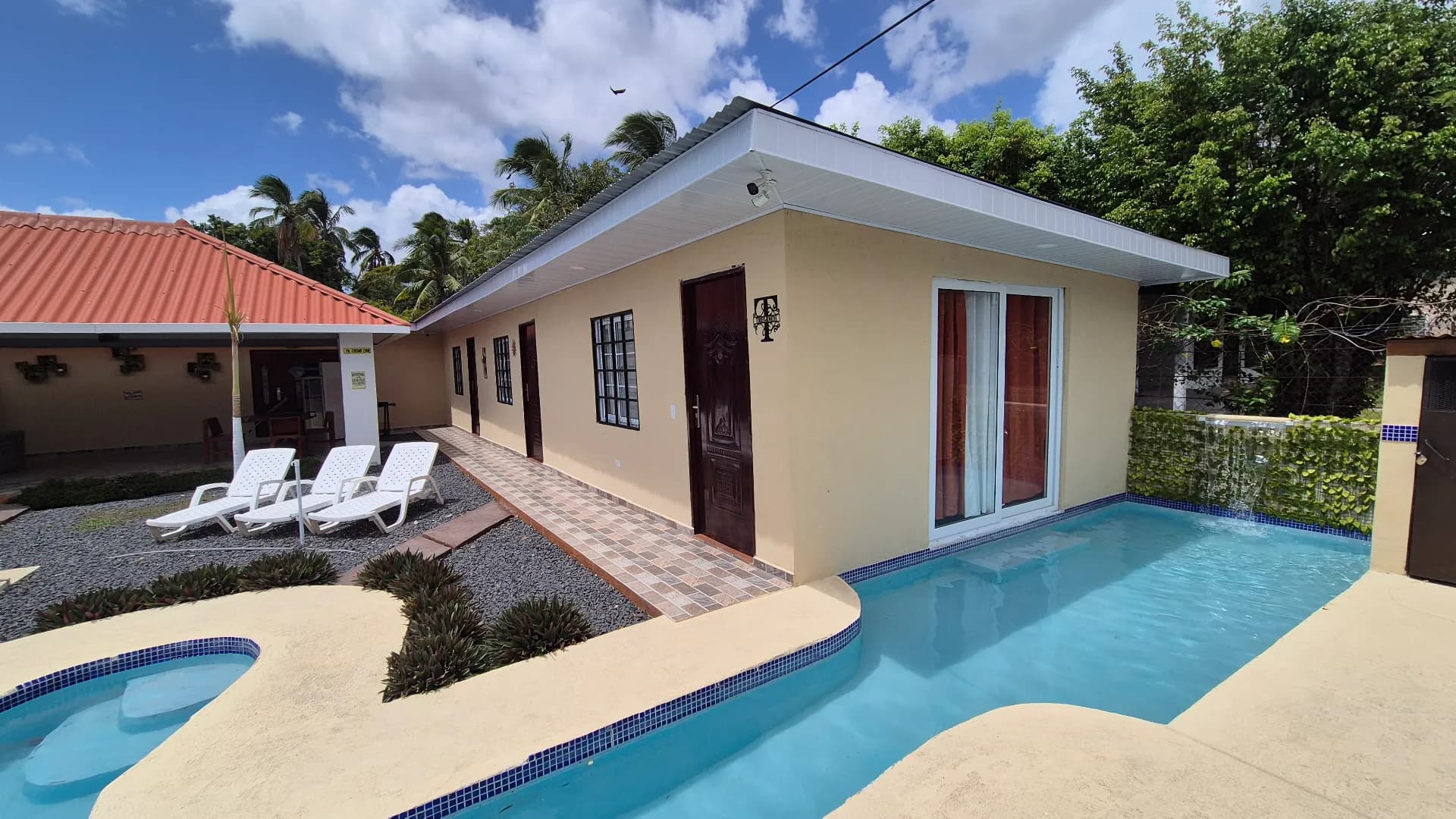 Income Property Opportunity in Gorgona – Spacious Home with Pool and 6 Bedrooms P-0060 - Image 4