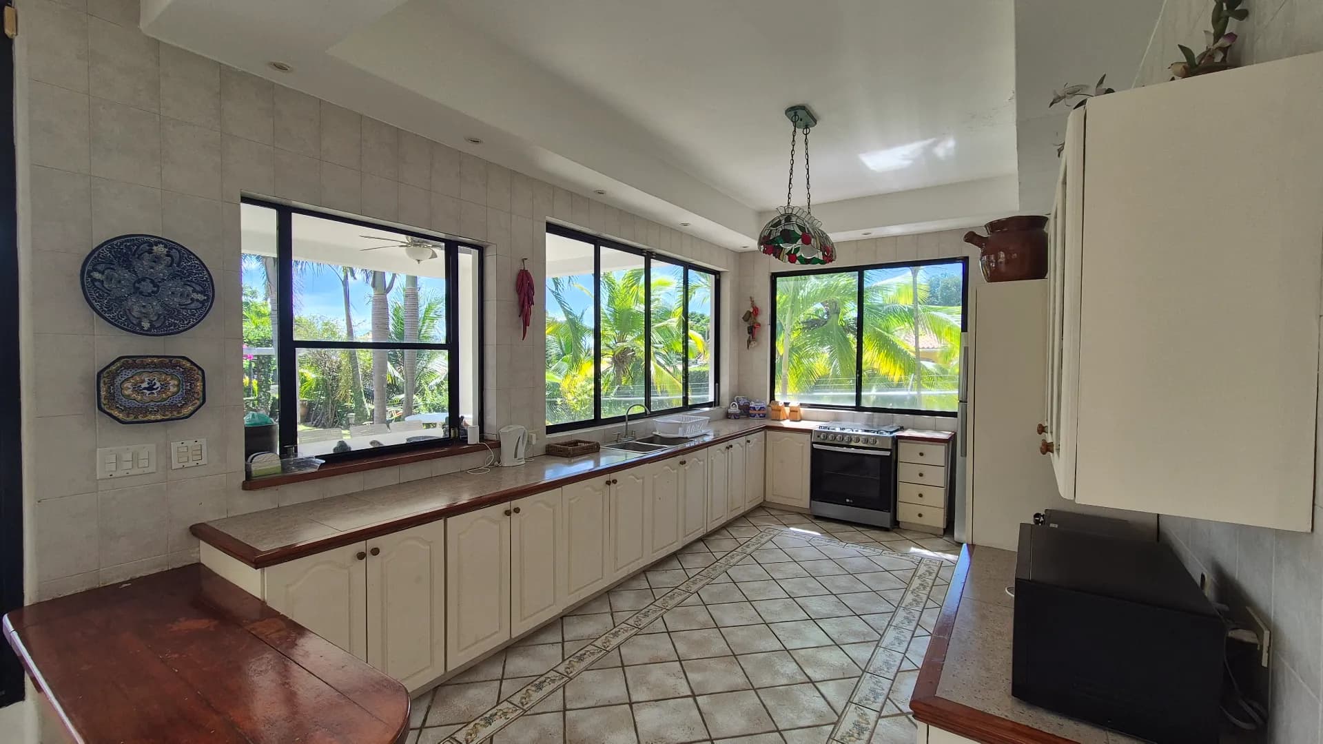 Elegant Two-Story Beachside Residence with 6 Bedrooms in Gated Coronado Community P-0601 - Image 12