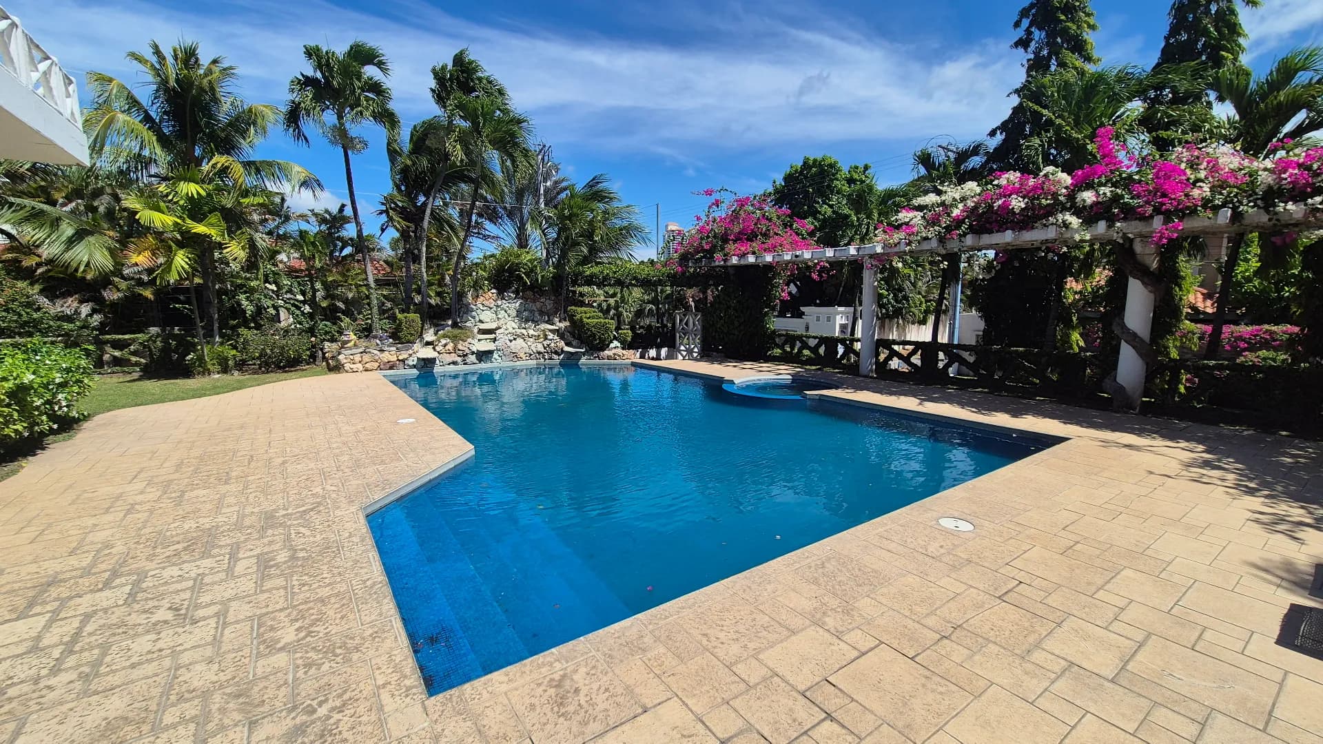 Elegant Two-Story Beachside Residence with 6 Bedrooms in Gated Coronado Community P-0601 - Image 23