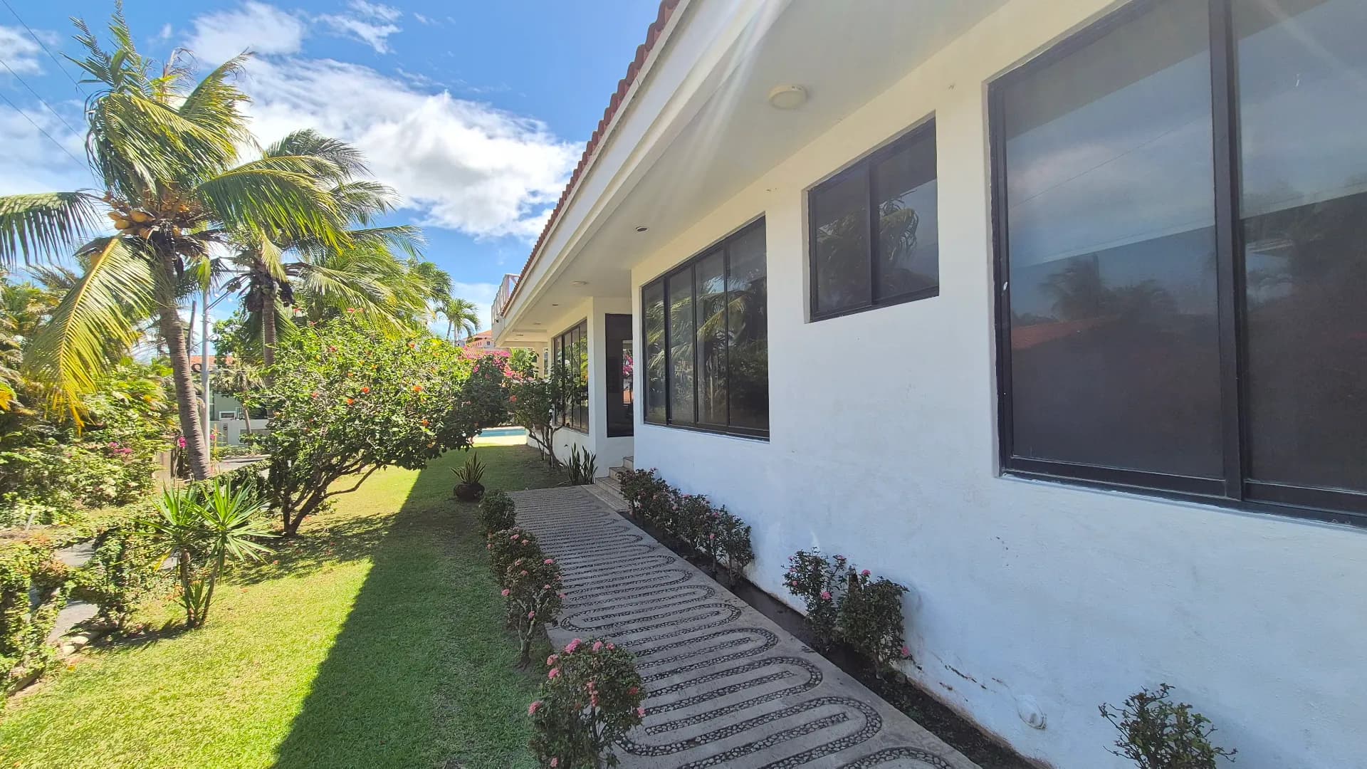 Elegant Two-Story Beachside Residence with 6 Bedrooms in Gated Coronado Community P-0601 - Image 52