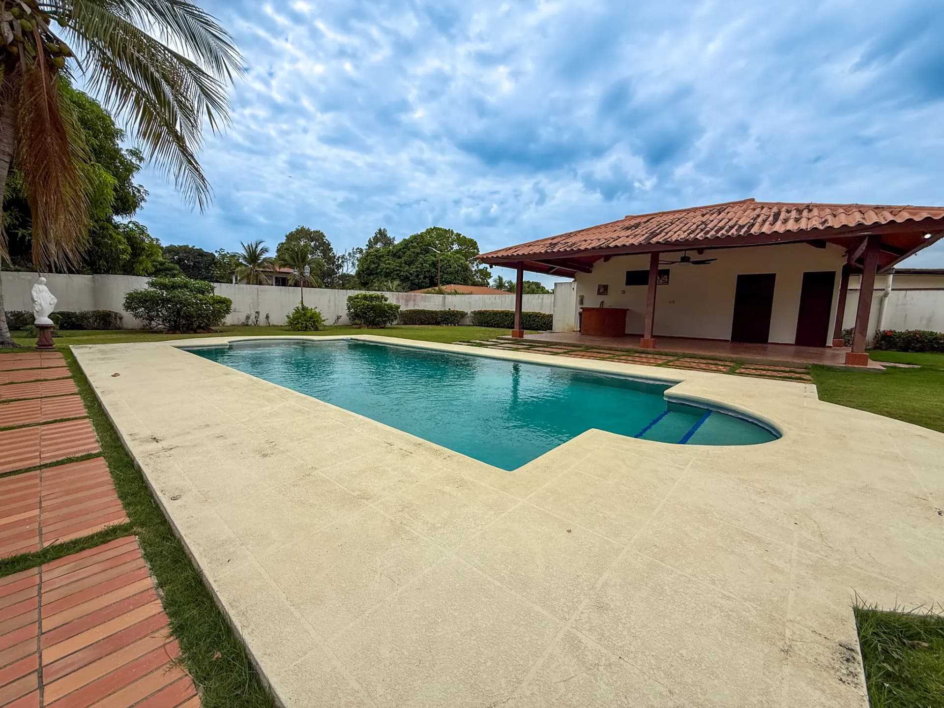 Spacious 3-Bedroom Beachside Home, 0.28 Acres, Large Pool, Coronado, Panama  R-0023 - Image 5