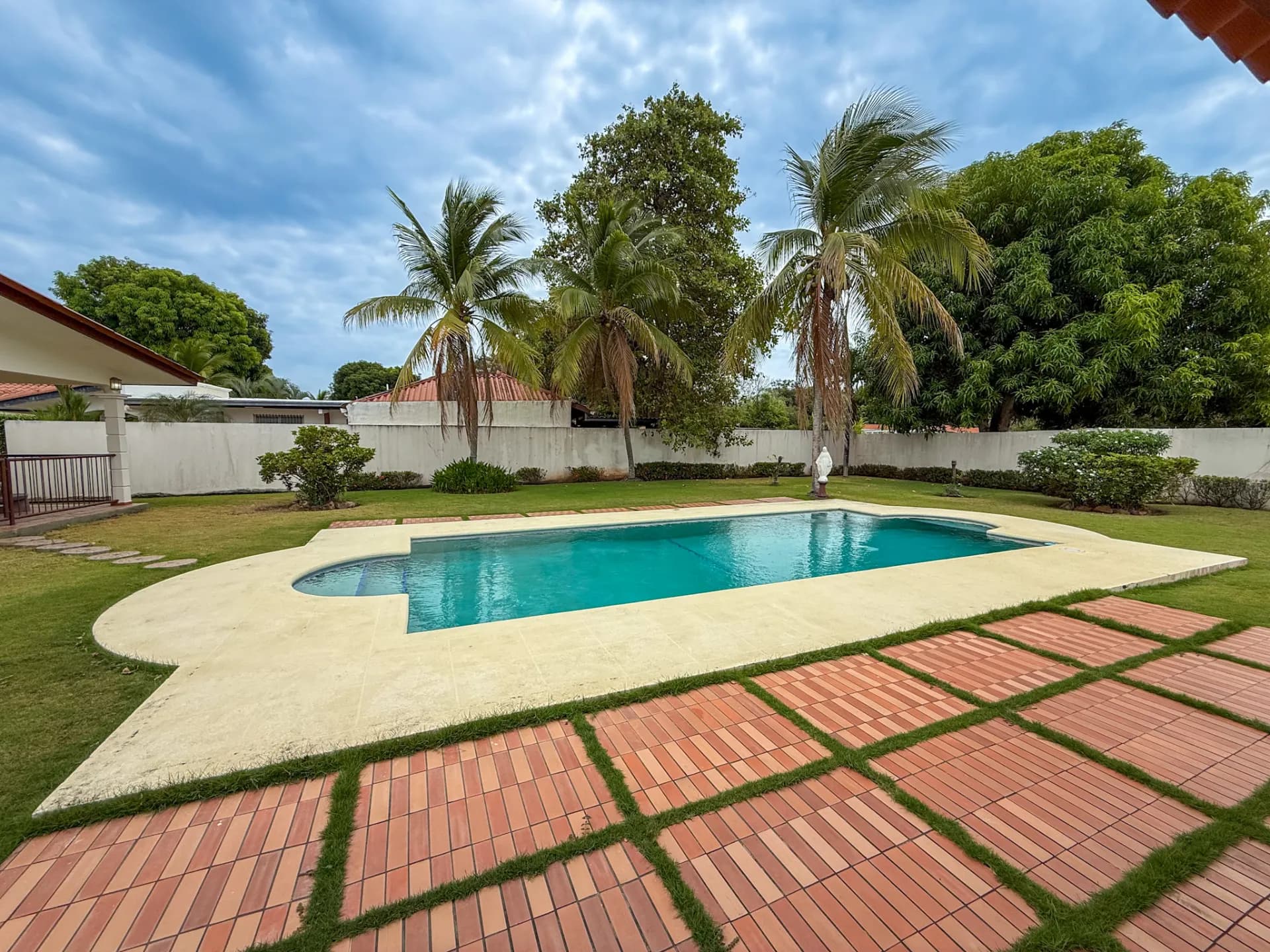 Spacious 3-Bedroom Beachside Home, 0.28 Acres, Large Pool, Coronado, Panama  R-0023 - Image 6