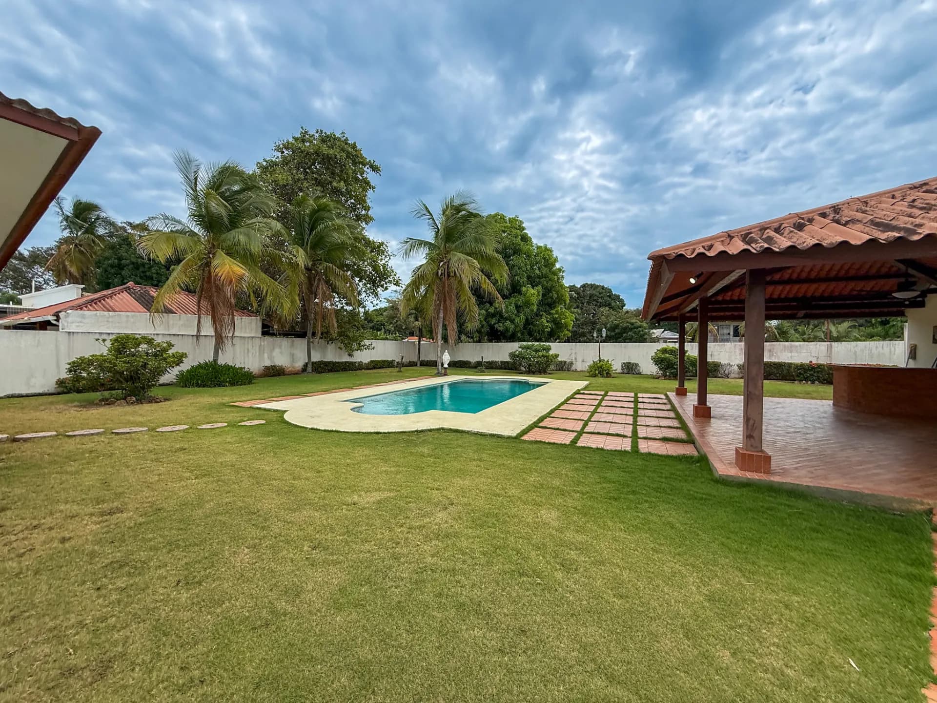 Spacious 3-Bedroom Beachside Home, 0.28 Acres, Large Pool, Coronado, Panama  R-0023 - Image 8