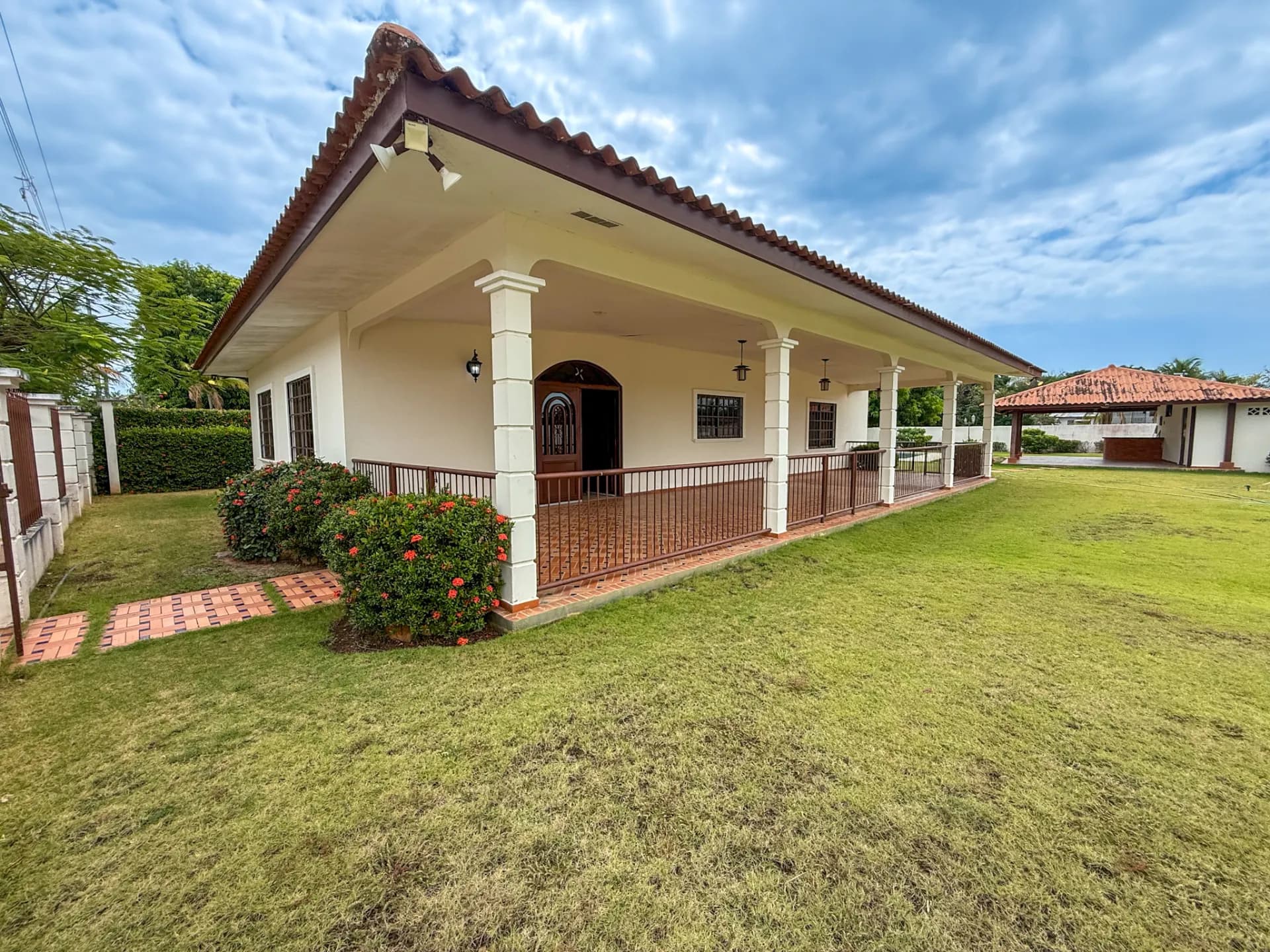 Spacious 3-Bedroom Beachside Home, 0.28 Acres, Large Pool, Coronado, Panama  R-0023 - Image 2