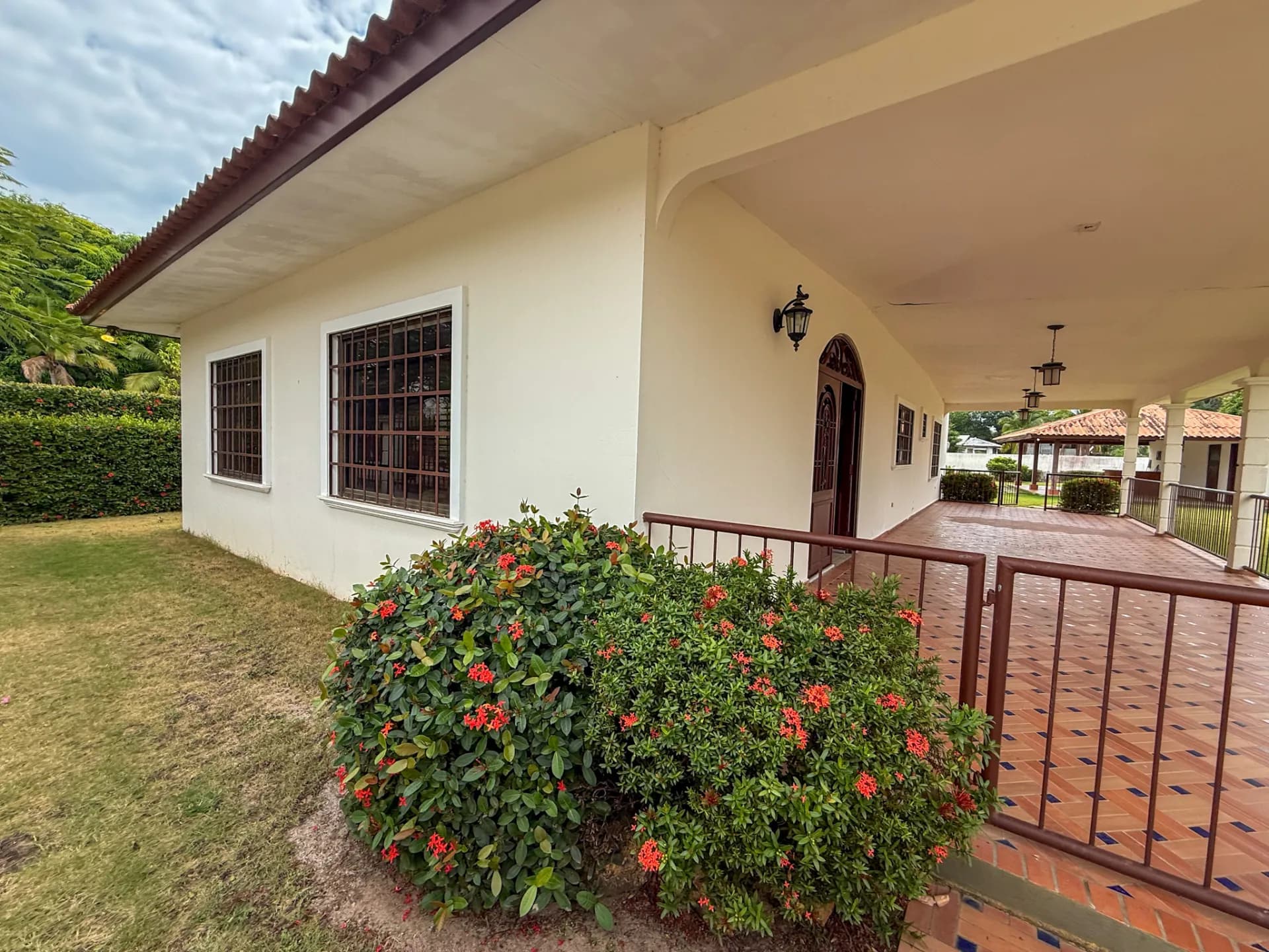 Spacious 3-Bedroom Beachside Home, 0.28 Acres, Large Pool, Coronado, Panama  R-0023 - Image 23