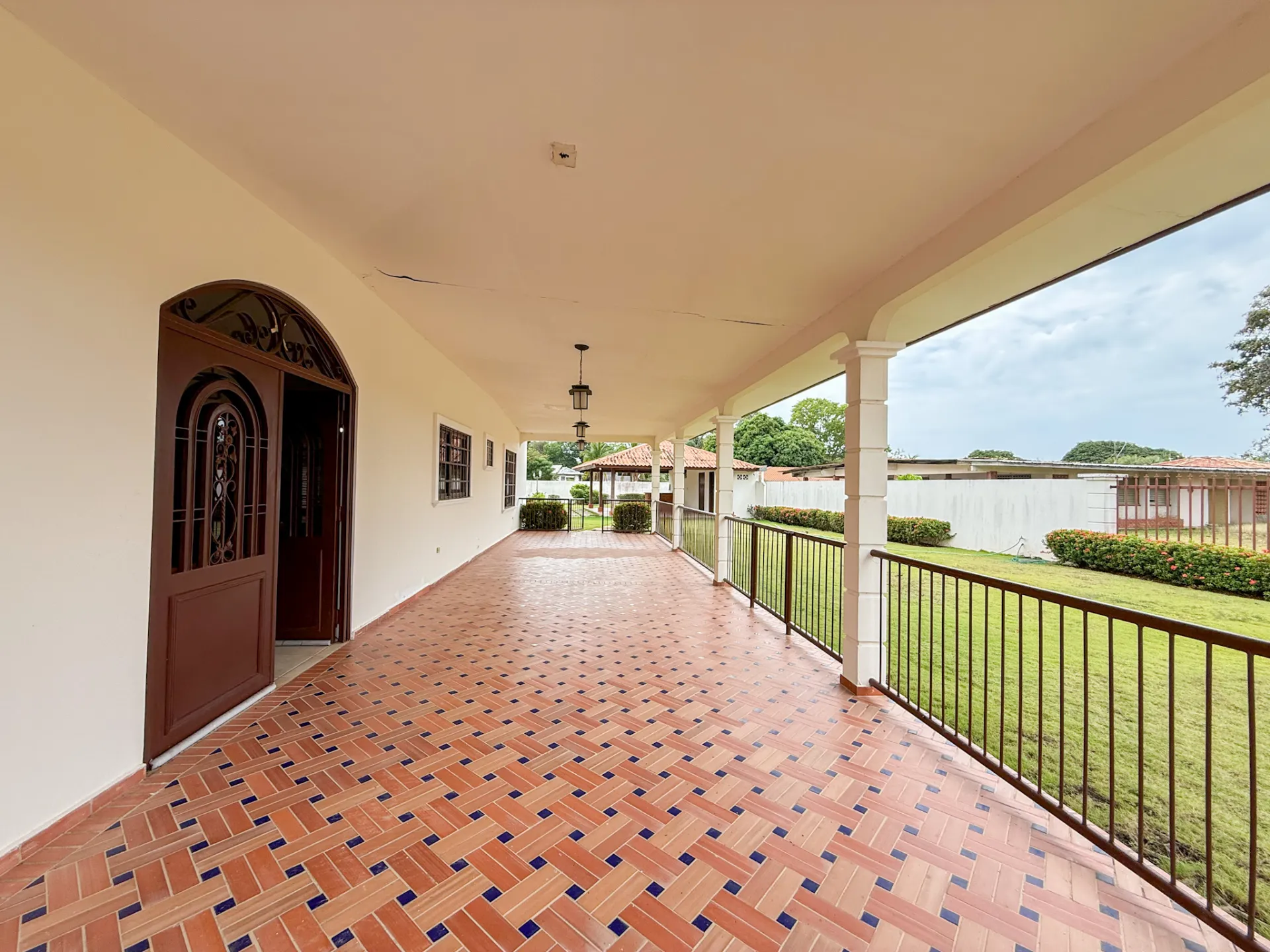 Spacious 3-Bedroom Beachside Home, 0.28 Acres, Large Pool, Coronado, Panama  R-0023 - Image 3