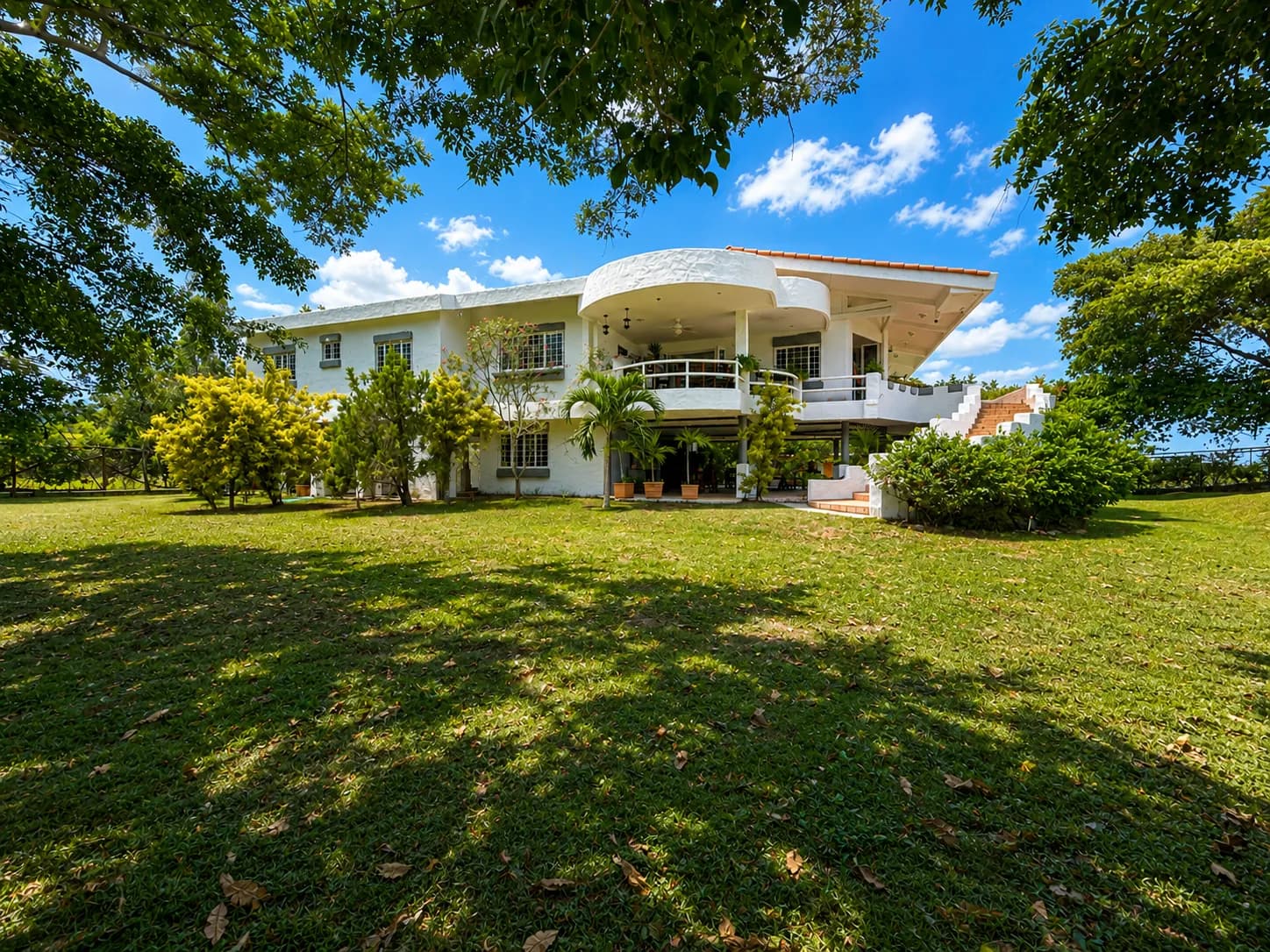 Impressive 5 Bedroom Beachfront Estate in Malibu, Panama R-0013 - Image 1