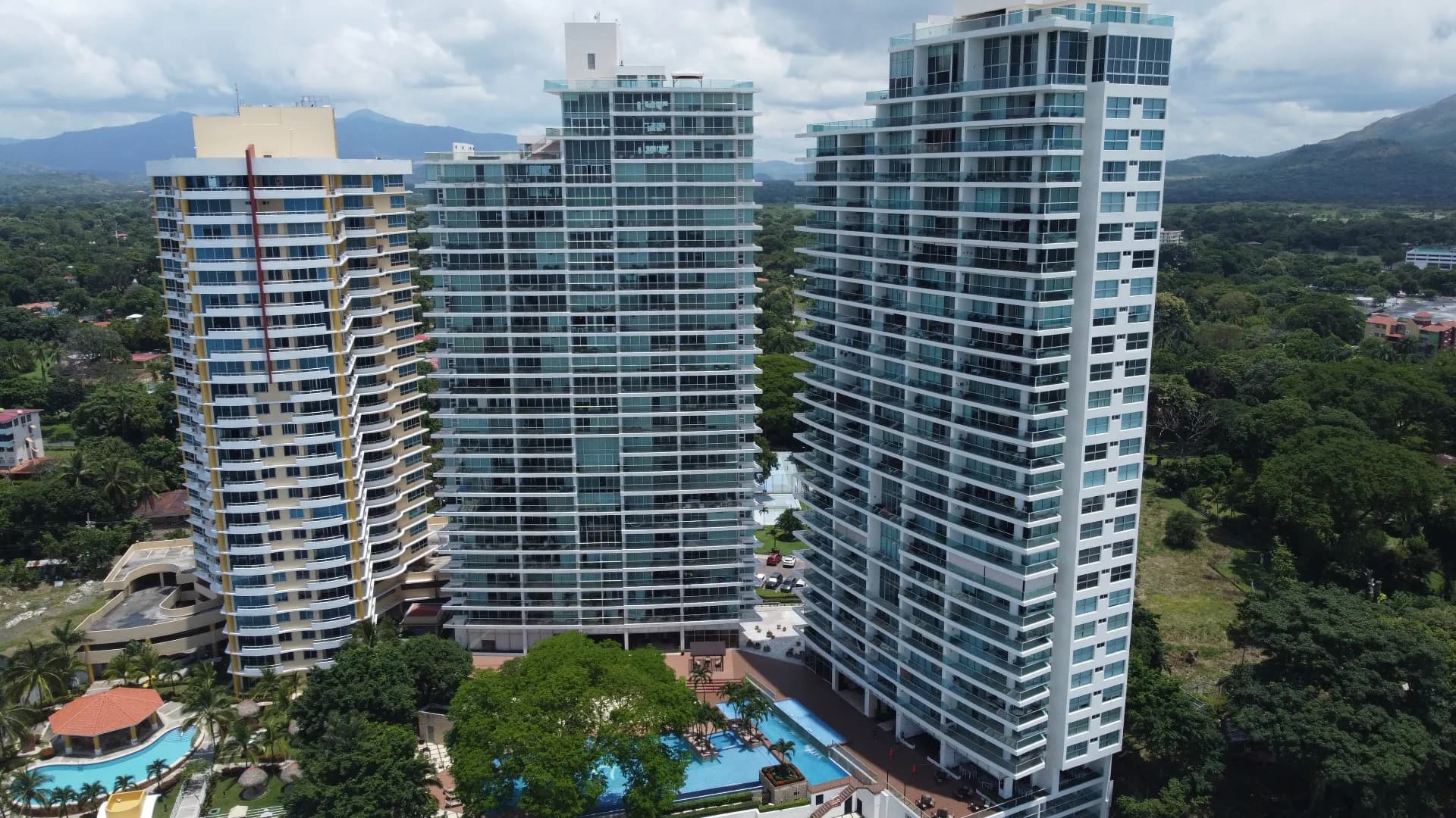 Stunning & Tastefully Decorated 2 Bedroom Beachfront Condo R-0019 - Image 31