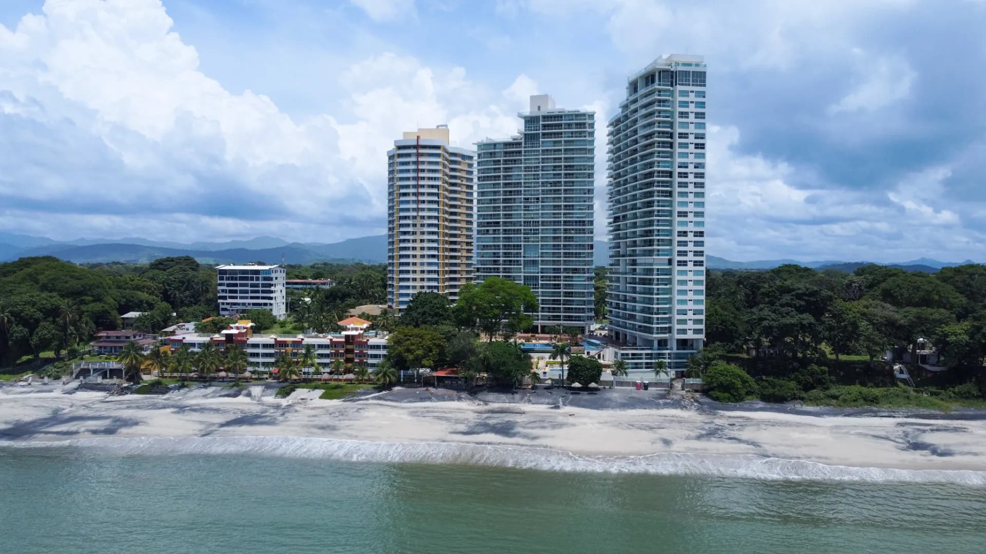 Stunning & Tastefully Decorated 2 Bedroom Beachfront Condo R-0019 - Image 32