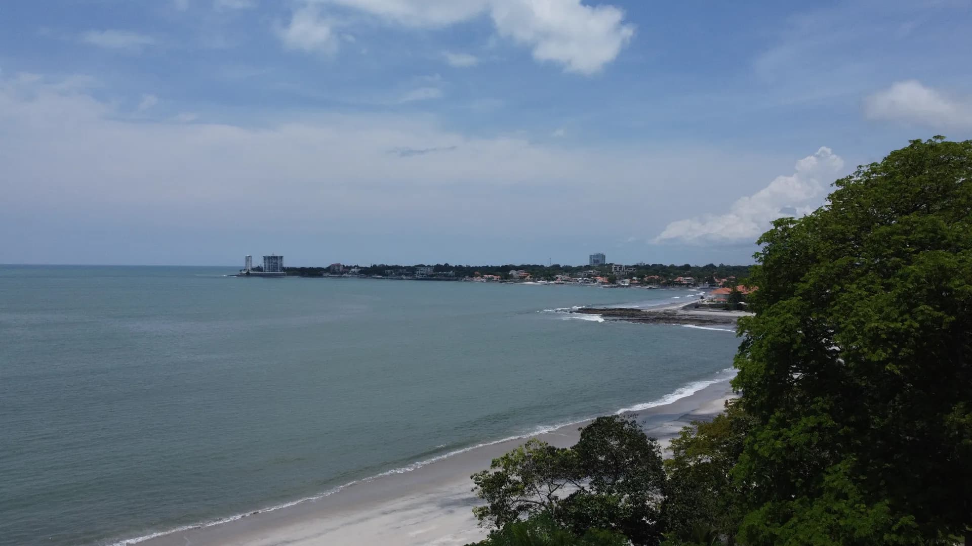 Stunning & Tastefully Decorated 2 Bedroom Beachfront Condo R-0019 - Image 33