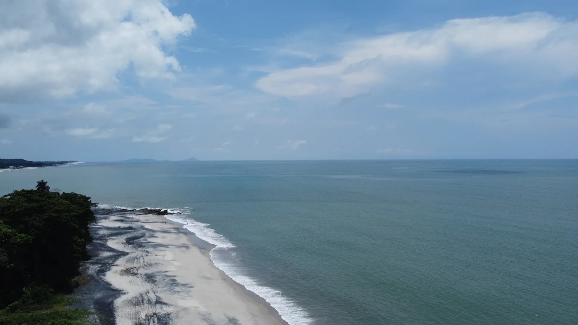 Stunning & Tastefully Decorated 2 Bedroom Beachfront Condo R-0019 - Image 34