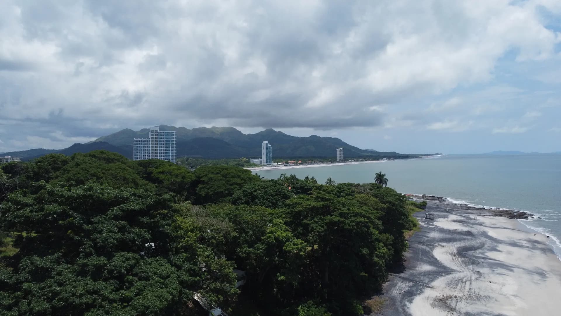 Stunning & Tastefully Decorated 2 Bedroom Beachfront Condo R-0019 - Image 35