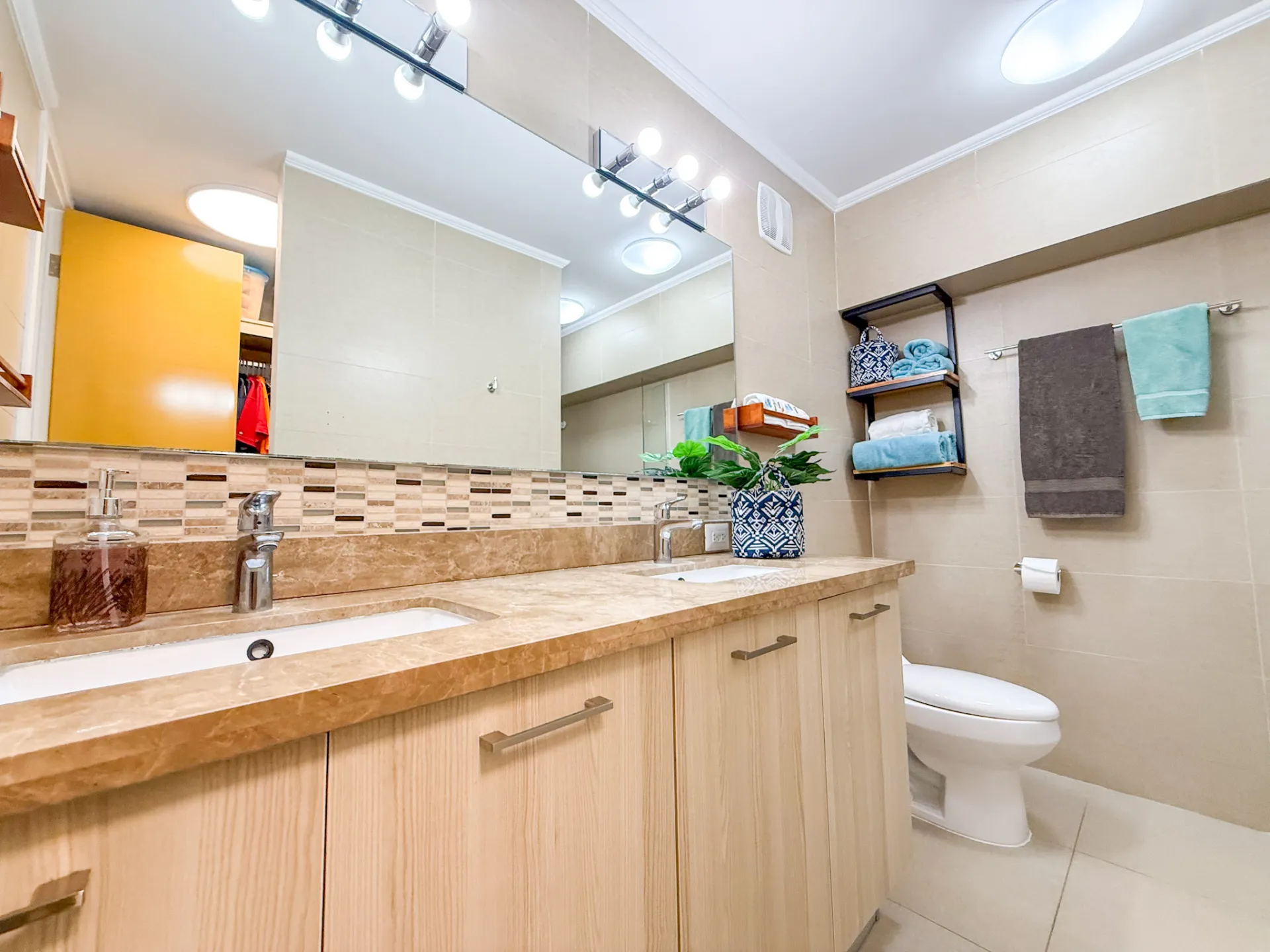 Stunning & Tastefully Decorated 2 Bedroom Beachfront Condo R-0019 - Image 14