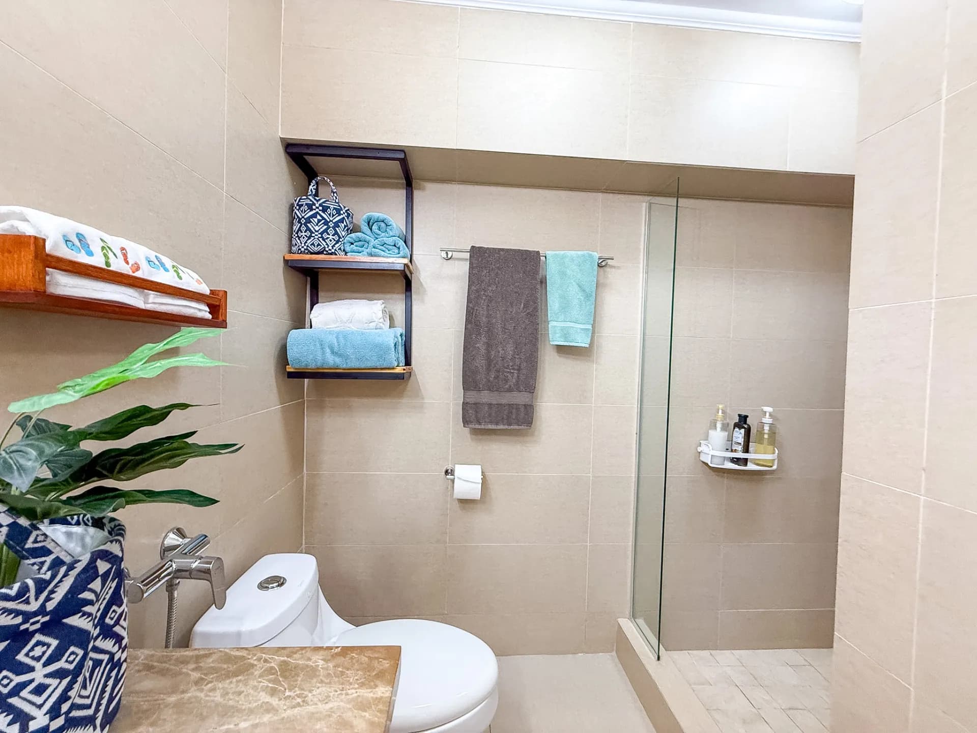 Stunning & Tastefully Decorated 2 Bedroom Beachfront Condo R-0019 - Image 15